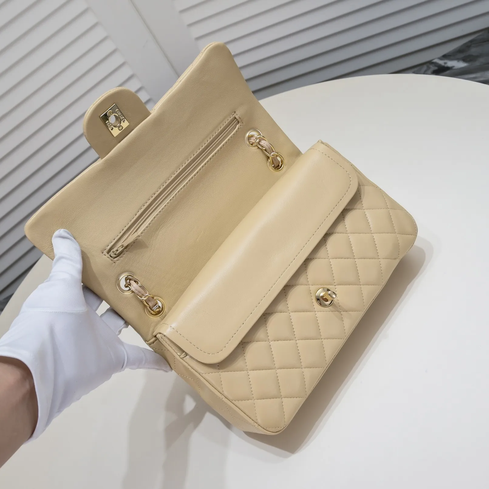 💰400￥Apricot Chanel🔥Exclusive quality real shot shipment✈️Official website updated simultaneously👑Chanel sheep pattern classic style with original hardware, summer style is coming💋CHANEL ‼ ️Crossbody bag, sheepskin with red lining🌸‼ ️ 🙈Fashion new favorite🙈 Size: 25.5*16*6.5. Style number: 1112 sheepskin