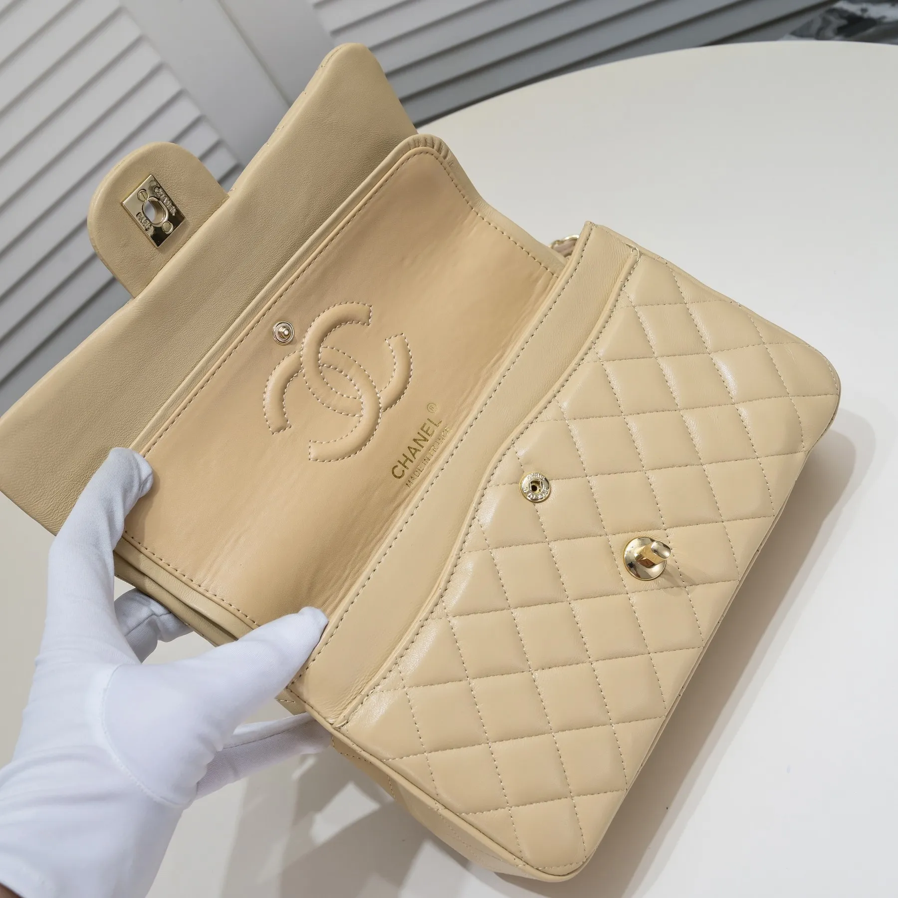 💰400￥Apricot Chanel🔥Exclusive quality real shot shipment✈️Official website updated simultaneously👑Chanel sheep pattern classic style with original hardware, summer style is coming💋CHANEL ‼ ️Crossbody bag, sheepskin with red lining🌸‼ ️ 🙈Fashion new favorite🙈 Size: 25.5*16*6.5. Style number: 1112 sheepskin