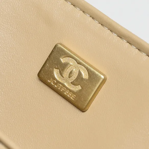 💰400￥Apricot Chanel🔥Exclusive quality real shot shipment✈️Official website updated simultaneously👑Chanel sheep pattern classic style with original hardware, summer style is coming💋CHANEL ‼ ️Crossbody bag, sheepskin with red lining🌸‼ ️ 🙈Fashion new favorite🙈 Size: 25.5*16*6.5. Style number: 1112 sheepskin