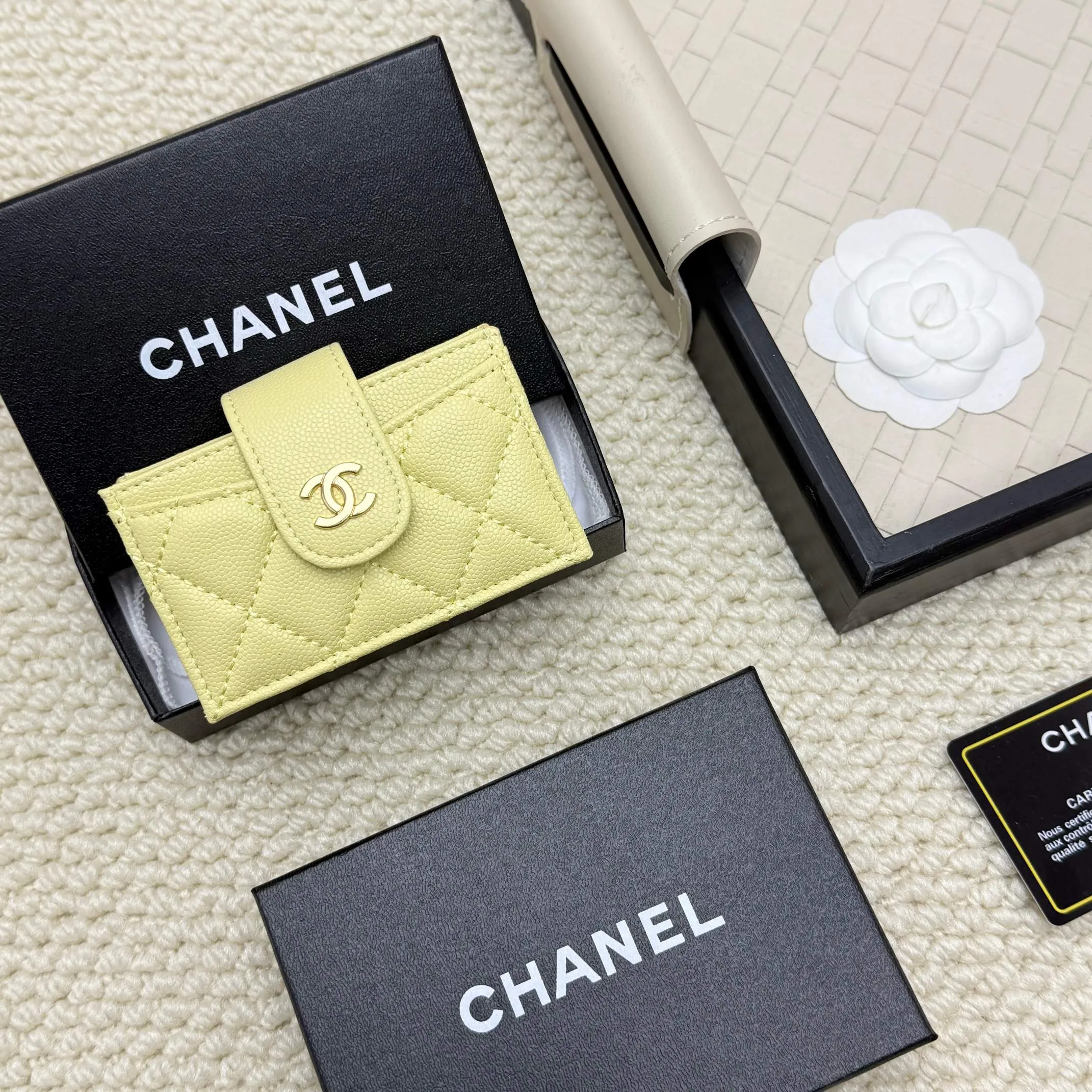 💰130 CHANEL Caviar Sheepskin Accord Card Holder, this card holder is different from ordinary card holders, with an accordion design [色色R], you can easily see each card without having to pull it out. The entire card holder has a total of six card slots, four of which can hold many cards😘😘😘 It is so beautiful, Xiangxiang is really good at designing this card holder, number AT600. Dimensions: Width 10*Height 6*Thickness 2
