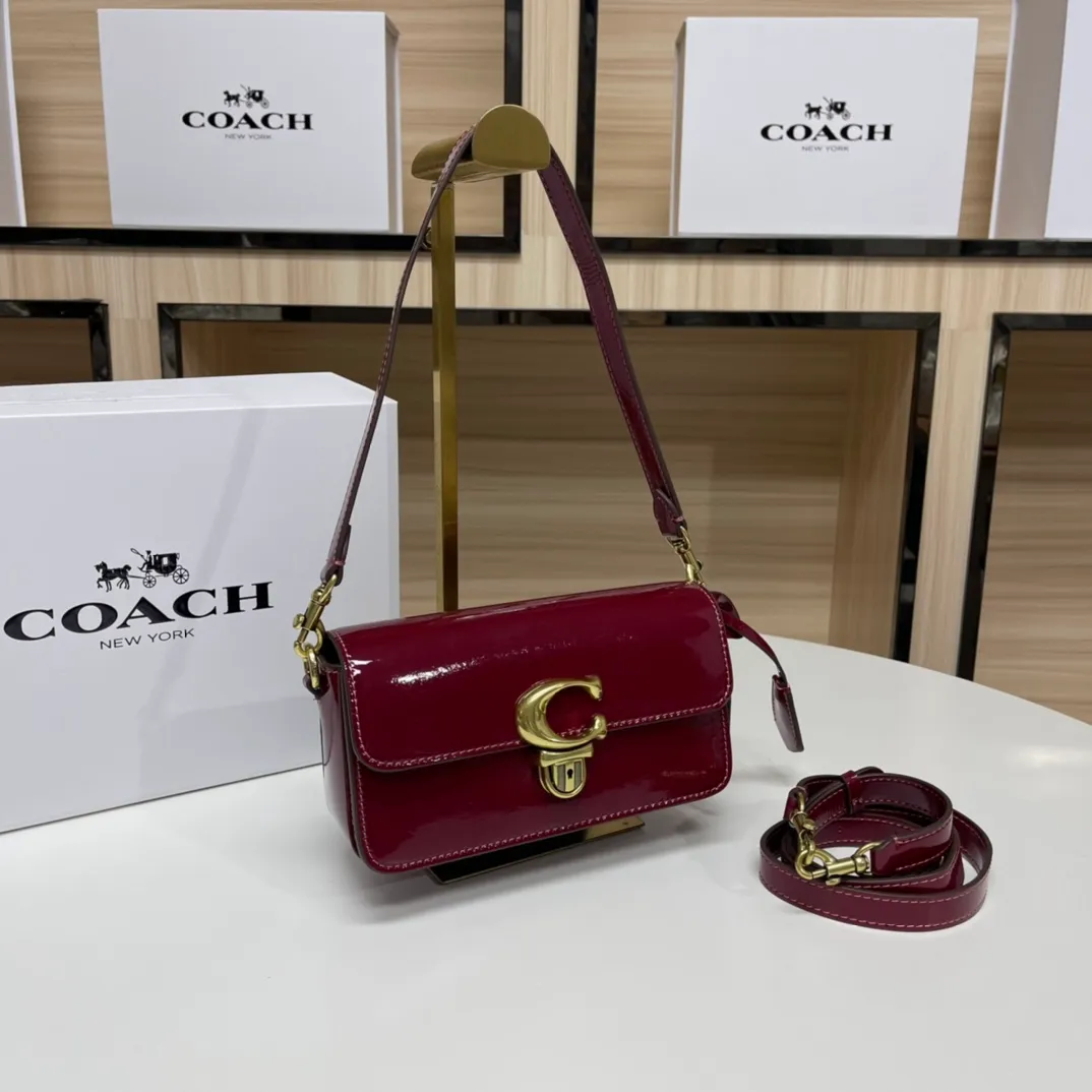 Top original order p480💰Coach/Coach new NEw new baguette bag Studio 20 patent leather! [Rose] model cE761 new baguette bag patent leather mirror bag, Studio20 girl bright eye I like it so much ~ the red and black are very stylish This patent leather has a good texture and the gloss is not ordinary Size 20/10/6.5 [Fireworks] [Fireworks]