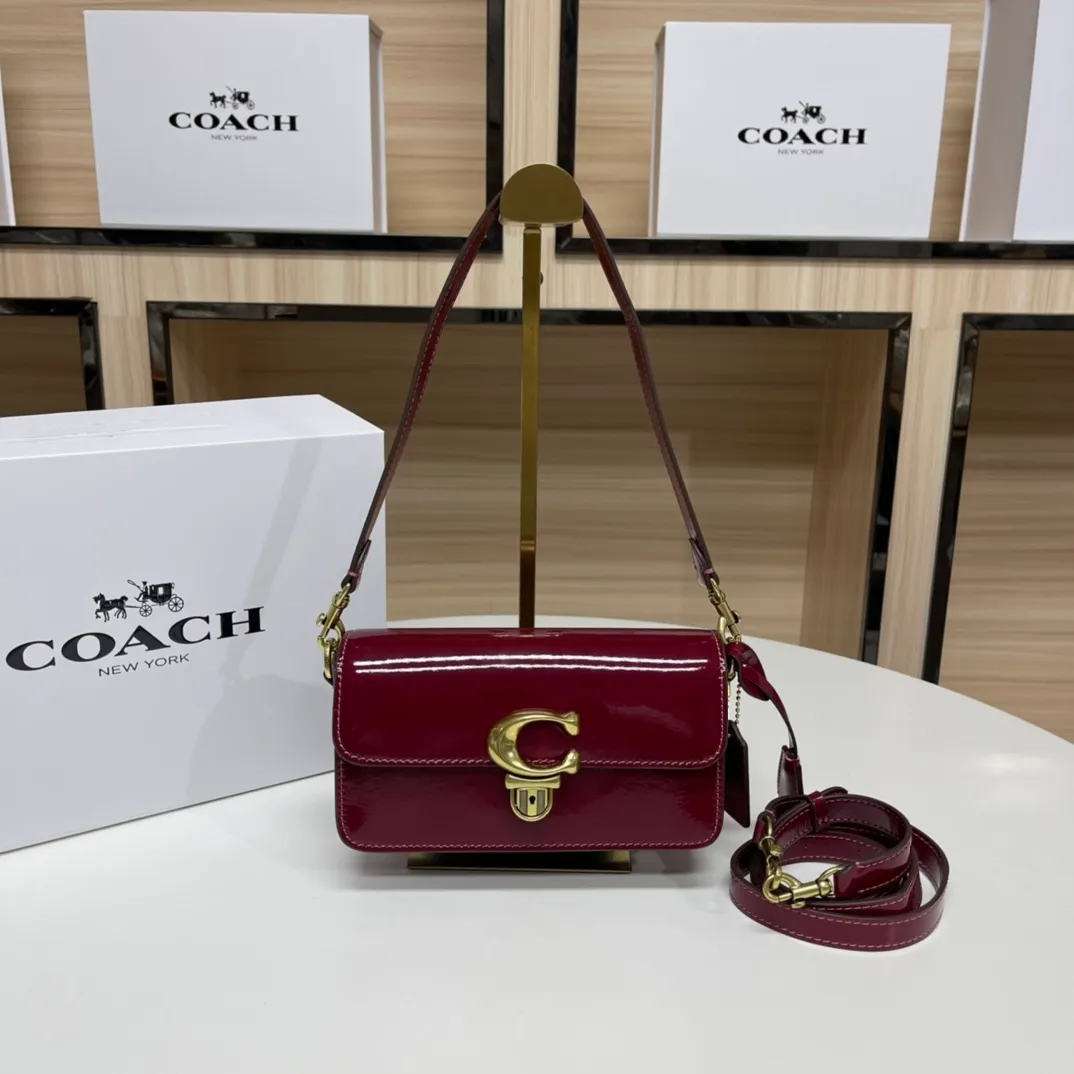Top original order p480💰Coach/Coach new NEw new baguette bag Studio 20 patent leather! [Rose] model cE761 new baguette bag patent leather mirror bag, Studio20 girl bright eye I like it so much ~ the red and black are very stylish This patent leather has a good texture and the gloss is not ordinary Size 20/10/6.5 [Fireworks] [Fireworks]