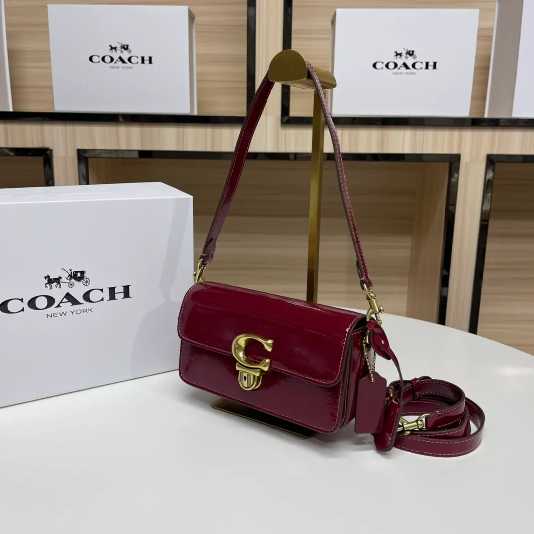 Top original order p480💰Coach/Coach new NEw new baguette bag Studio 20 patent leather! [Rose] model cE761 new baguette bag patent leather mirror bag, Studio20 girl bright eye I like it so much ~ the red and black are very stylish This patent leather has a good texture and the gloss is not ordinary Size 20/10/6.5 [Fireworks] [Fireworks]