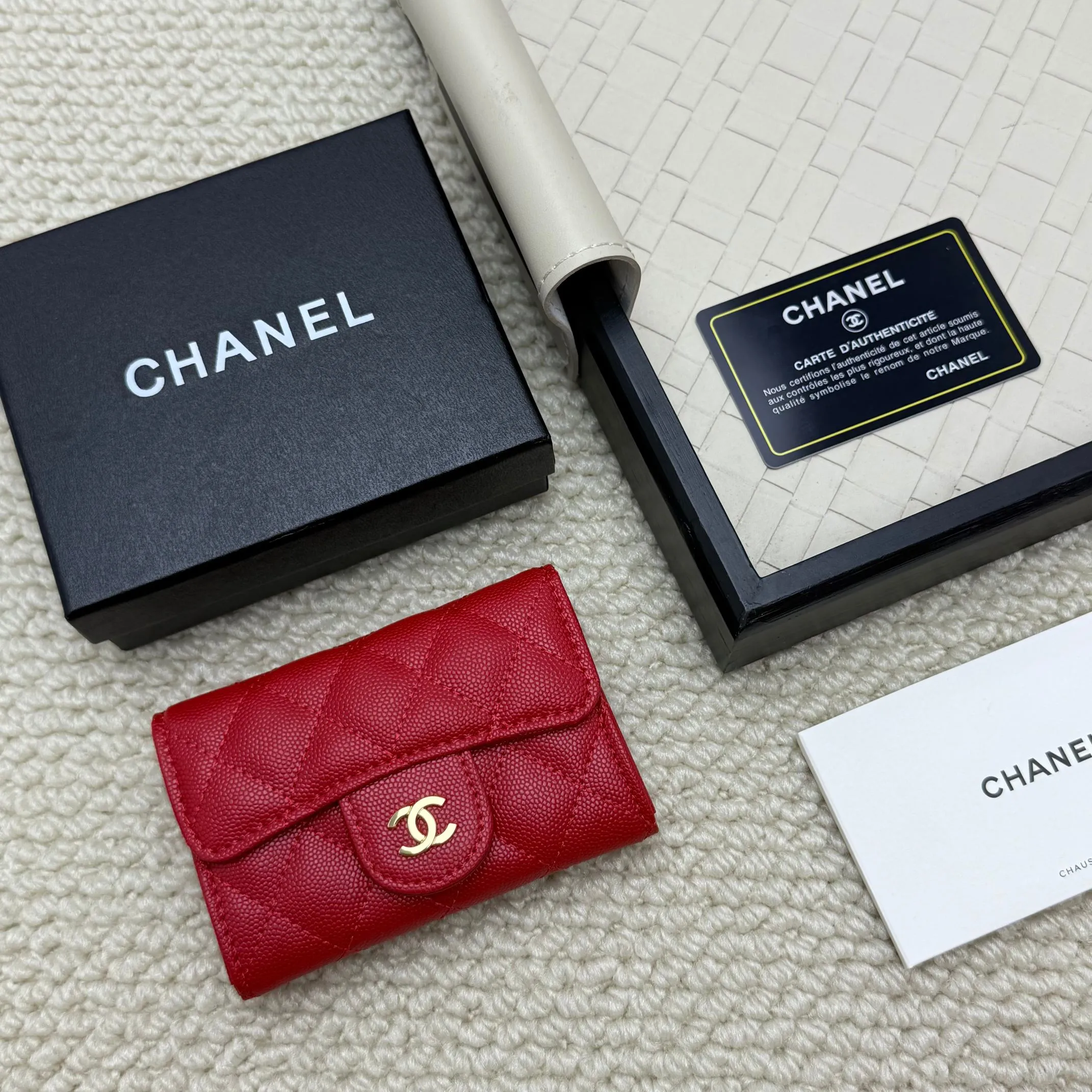💰130 Chanel’s new product🍃card holder has arrived🍃. This card holder is more practical with an inner zipper😘The details are so beautiful, model number P468, size 11*8.5*3cm.
