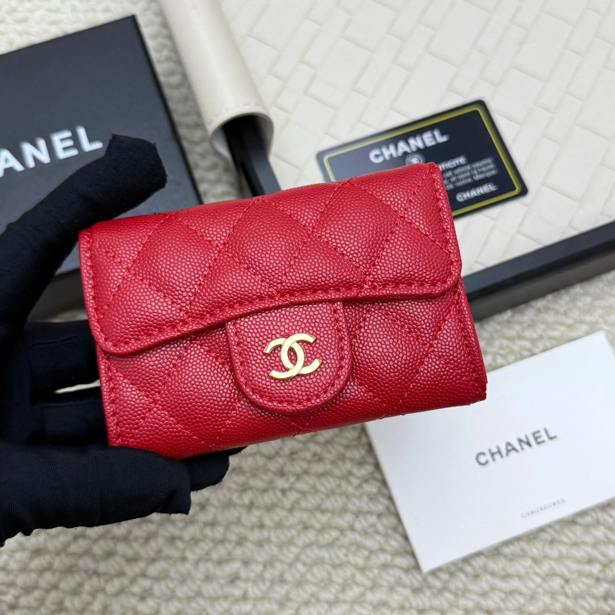 💰130 Chanel’s new product🍃card holder has arrived🍃. This card holder is more practical with an inner zipper😘The details are so beautiful, model number P468, size 11*8.5*3cm.
