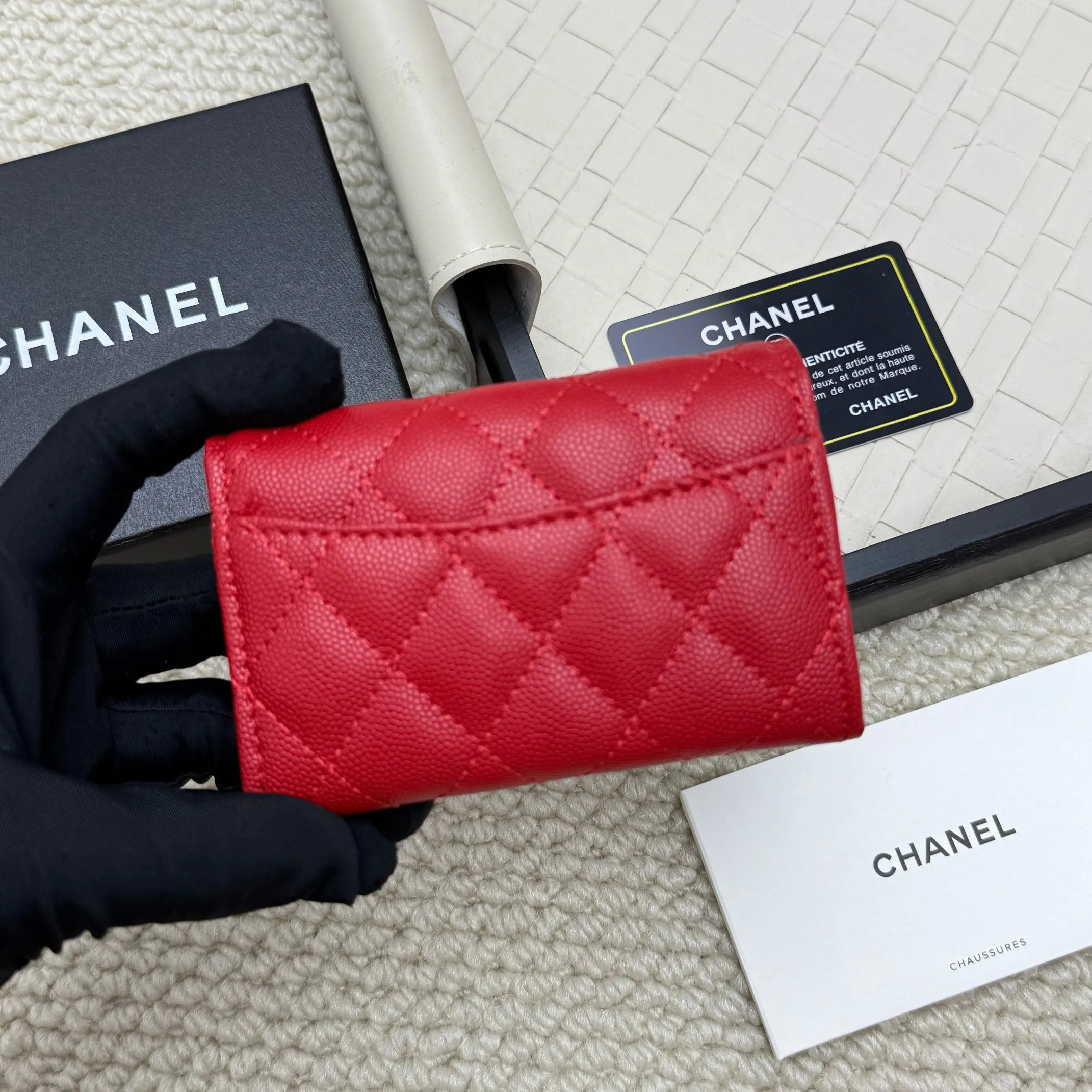 💰130 Chanel’s new product🍃card holder has arrived🍃. This card holder is more practical with an inner zipper😘The details are so beautiful, model number P468, size 11*8.5*3cm.