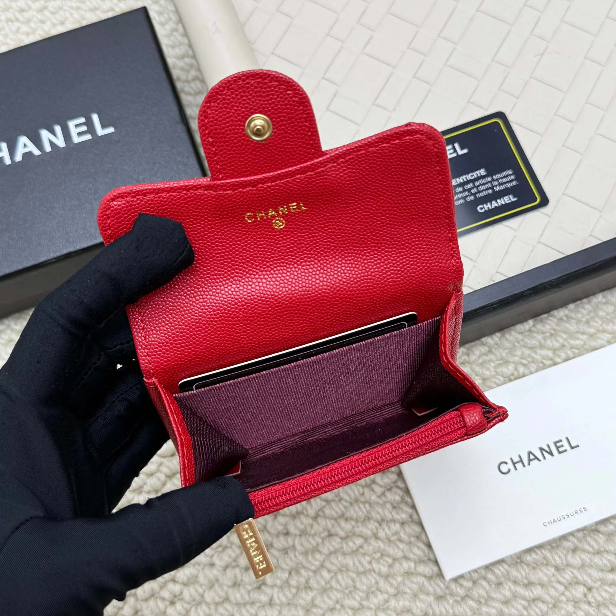💰130 Chanel’s new product🍃card holder has arrived🍃. This card holder is more practical with an inner zipper😘The details are so beautiful, model number P468, size 11*8.5*3cm.