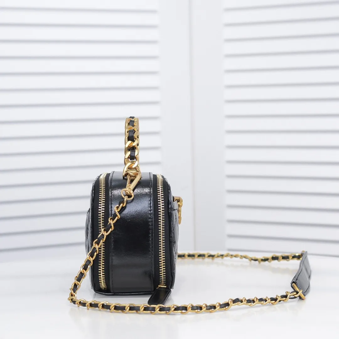 💰400￥Small size👑Chanel 2021 latest large and small camera bags are shipped! The double-zipper handheld camera bag is on sale now; it is made of imported top-layer oil-waxed calfskin. It has a strong sense of light. The leather chain-shaped handle has a retro style, and the compartment design is destined to have extraordinary capacity; it is super easy to store. It combines sophistication and fashion, and it is also great to use as a cosmetic case! Size: Small 14.5*10x7.5cm Style number: 9055 Small