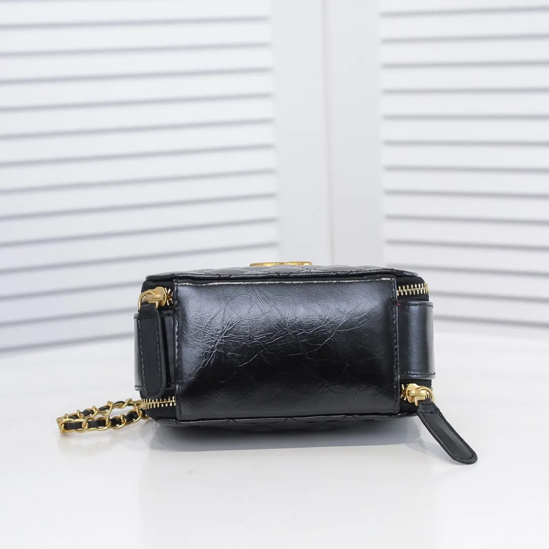 💰400￥Small size👑Chanel 2021 latest large and small camera bags are shipped! The double-zipper handheld camera bag is on sale now; it is made of imported top-layer oil-waxed calfskin. It has a strong sense of light. The leather chain-shaped handle has a retro style, and the compartment design is destined to have extraordinary capacity; it is super easy to store. It combines sophistication and fashion, and it is also great to use as a cosmetic case! Size: Small 14.5*10x7.5cm Style number: 9055 Small