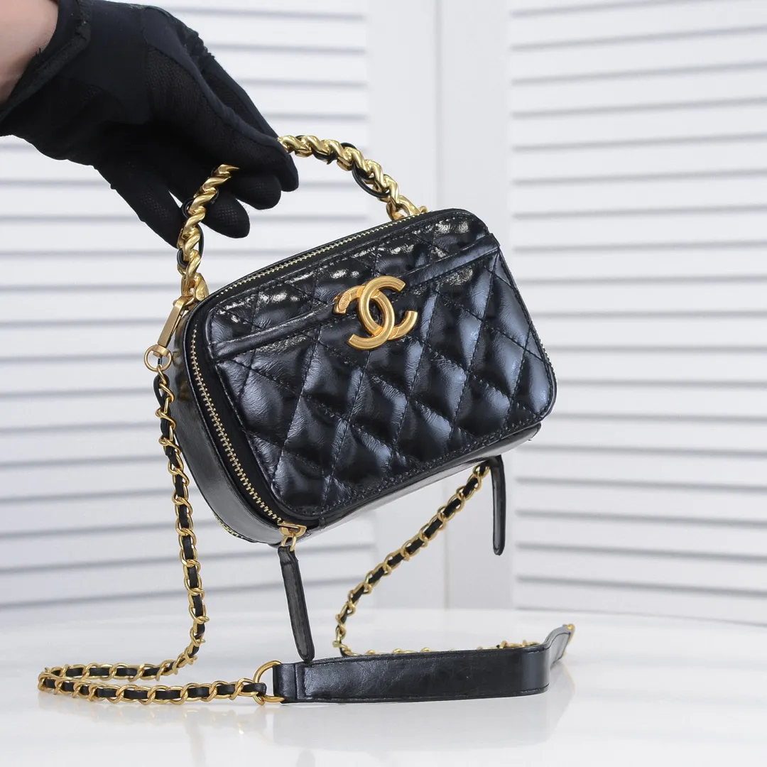 💰400￥Small size👑Chanel 2021 latest large and small camera bags are shipped! The double-zipper handheld camera bag is on sale now; it is made of imported top-layer oil-waxed calfskin. It has a strong sense of light. The leather chain-shaped handle has a retro style, and the compartment design is destined to have extraordinary capacity; it is super easy to store. It combines sophistication and fashion, and it is also great to use as a cosmetic case! Size: Small 14.5*10x7.5cm Style number: 9055 Small