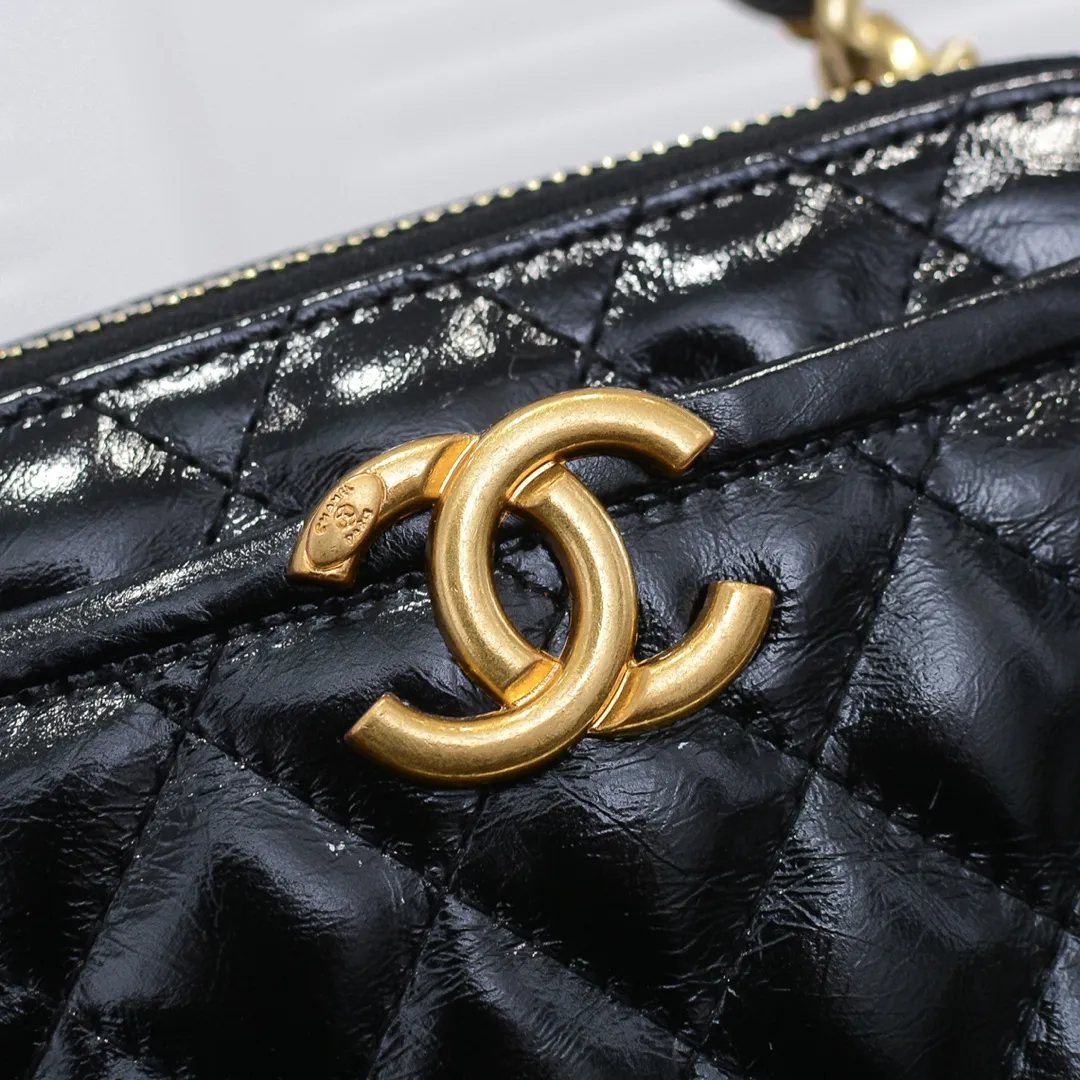 💰400￥Small size👑Chanel 2021 latest large and small camera bags are shipped! The double-zipper handheld camera bag is on sale now; it is made of imported top-layer oil-waxed calfskin. It has a strong sense of light. The leather chain-shaped handle has a retro style, and the compartment design is destined to have extraordinary capacity; it is super easy to store. It combines sophistication and fashion, and it is also great to use as a cosmetic case! Size: Small 14.5*10x7.5cm Style number: 9055 Small