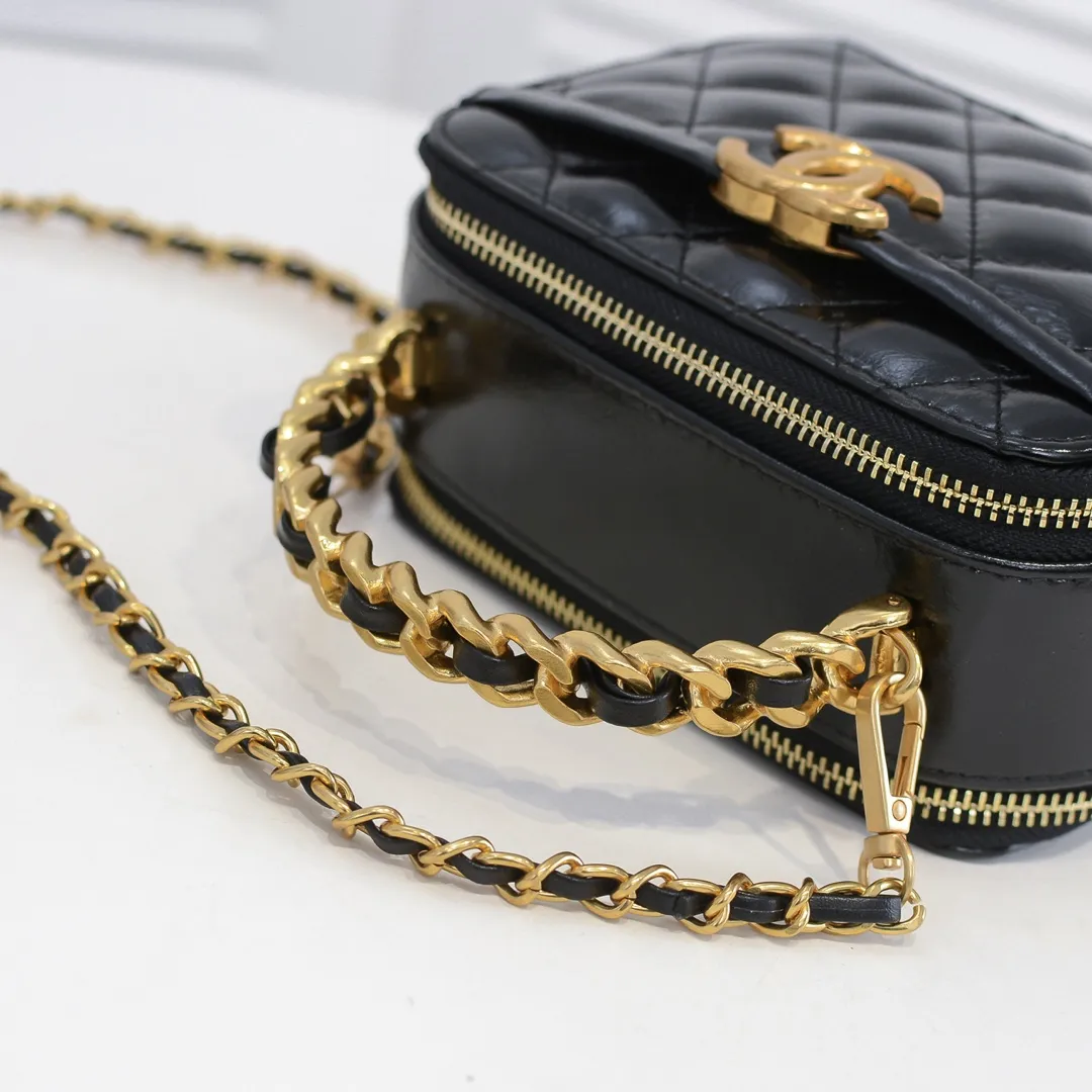 💰400￥Small size👑Chanel 2021 latest large and small camera bags are shipped! The double-zipper handheld camera bag is on sale now; it is made of imported top-layer oil-waxed calfskin. It has a strong sense of light. The leather chain-shaped handle has a retro style, and the compartment design is destined to have extraordinary capacity; it is super easy to store. It combines sophistication and fashion, and it is also great to use as a cosmetic case! Size: Small 14.5*10x7.5cm Style number: 9055 Small