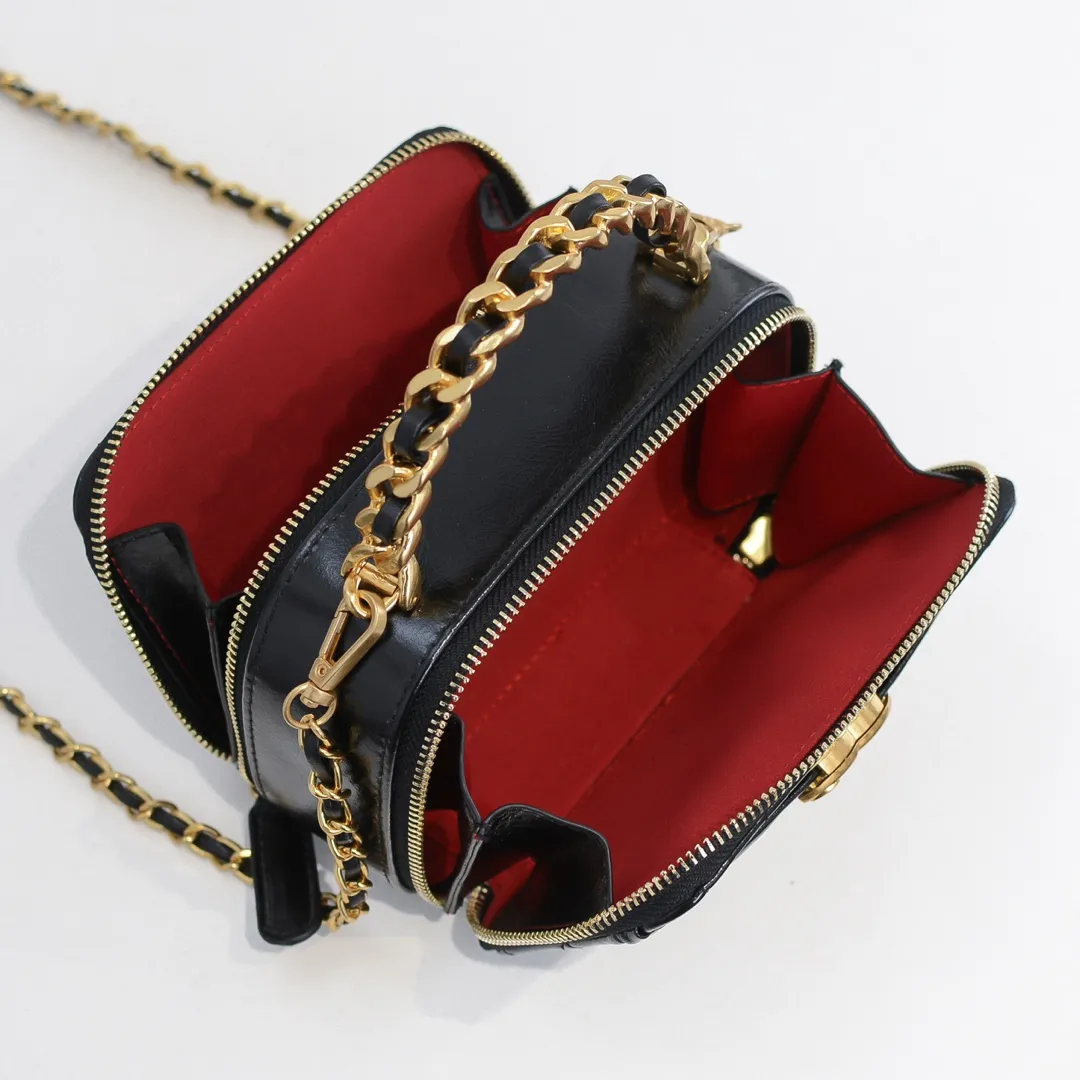 💰400￥Small size👑Chanel 2021 latest large and small camera bags are shipped! The double-zipper handheld camera bag is on sale now; it is made of imported top-layer oil-waxed calfskin. It has a strong sense of light. The leather chain-shaped handle has a retro style, and the compartment design is destined to have extraordinary capacity; it is super easy to store. It combines sophistication and fashion, and it is also great to use as a cosmetic case! Size: Small 14.5*10x7.5cm Style number: 9055 Small