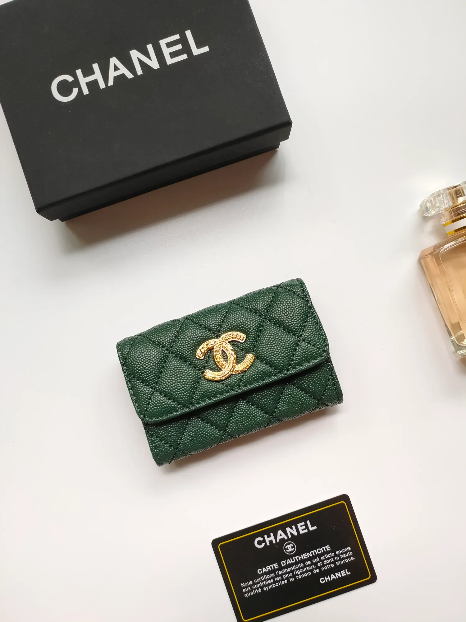 💰140💰 Model AP6118 CHANEL 22k embossed hardware, new double C large lgo with exquisite replica flavor, very beautiful, official website 2023 latest 🆕Card holder Caviar medium ball grain cowhide is scratch-resistant, super glossy, no problem to put about 10 cards, one card can be placed in the cover card slot, and cards + coins can also be placed in the middle It is troublesome to carry a bag that is too big in summer, so it is suitable to put it in a mini bag, which is also convenient to carry in your pocket😍