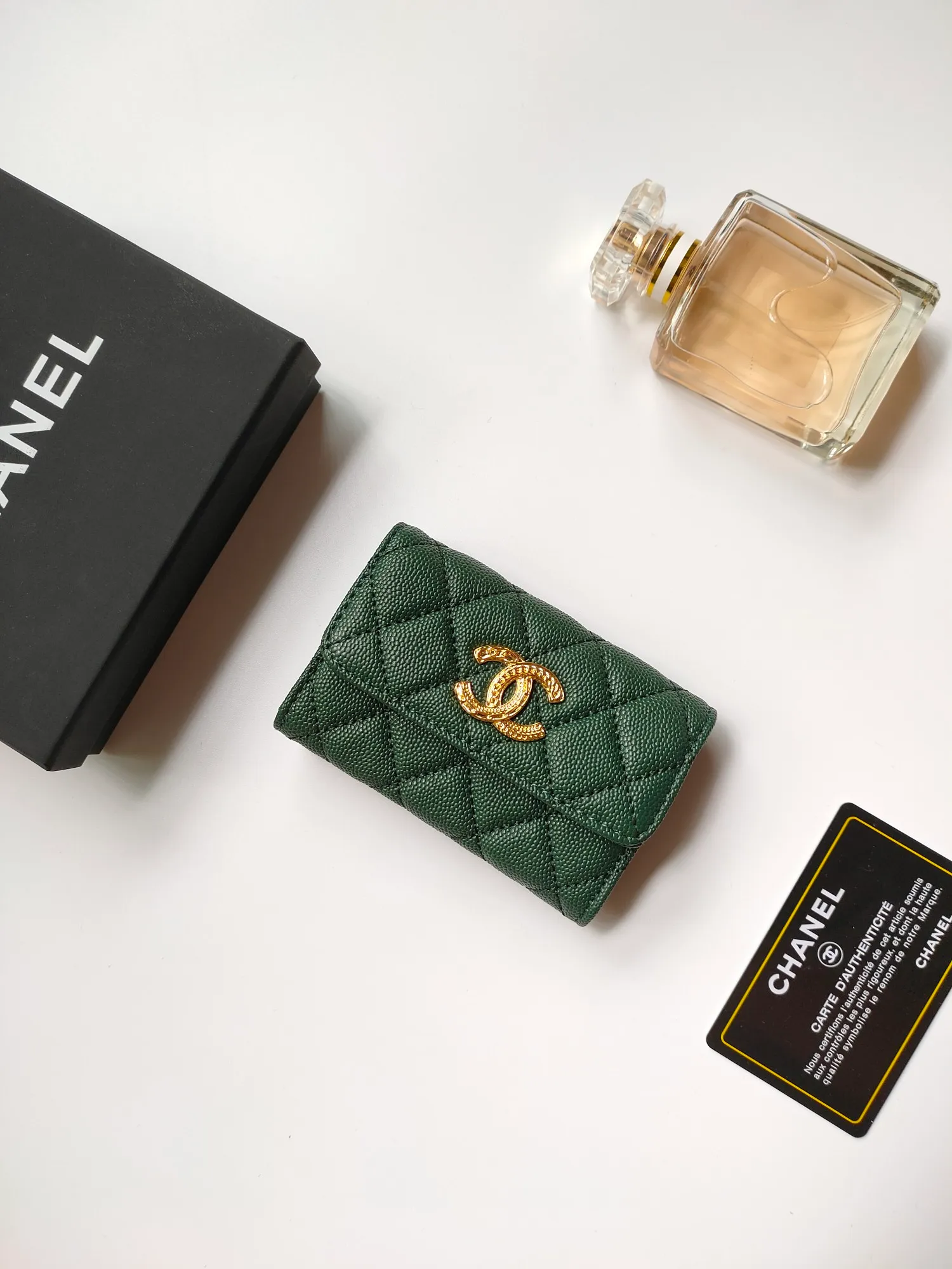 💰140💰 Model AP6118 CHANEL 22k embossed hardware, new double C large lgo with exquisite replica flavor, very beautiful, official website 2023 latest 🆕Card holder Caviar medium ball grain cowhide is scratch-resistant, super glossy, no problem to put about 10 cards, one card can be placed in the cover card slot, and cards + coins can also be placed in the middle It is troublesome to carry a bag that is too big in summer, so it is suitable to put it in a mini bag, which is also convenient to carry in your pocket😍