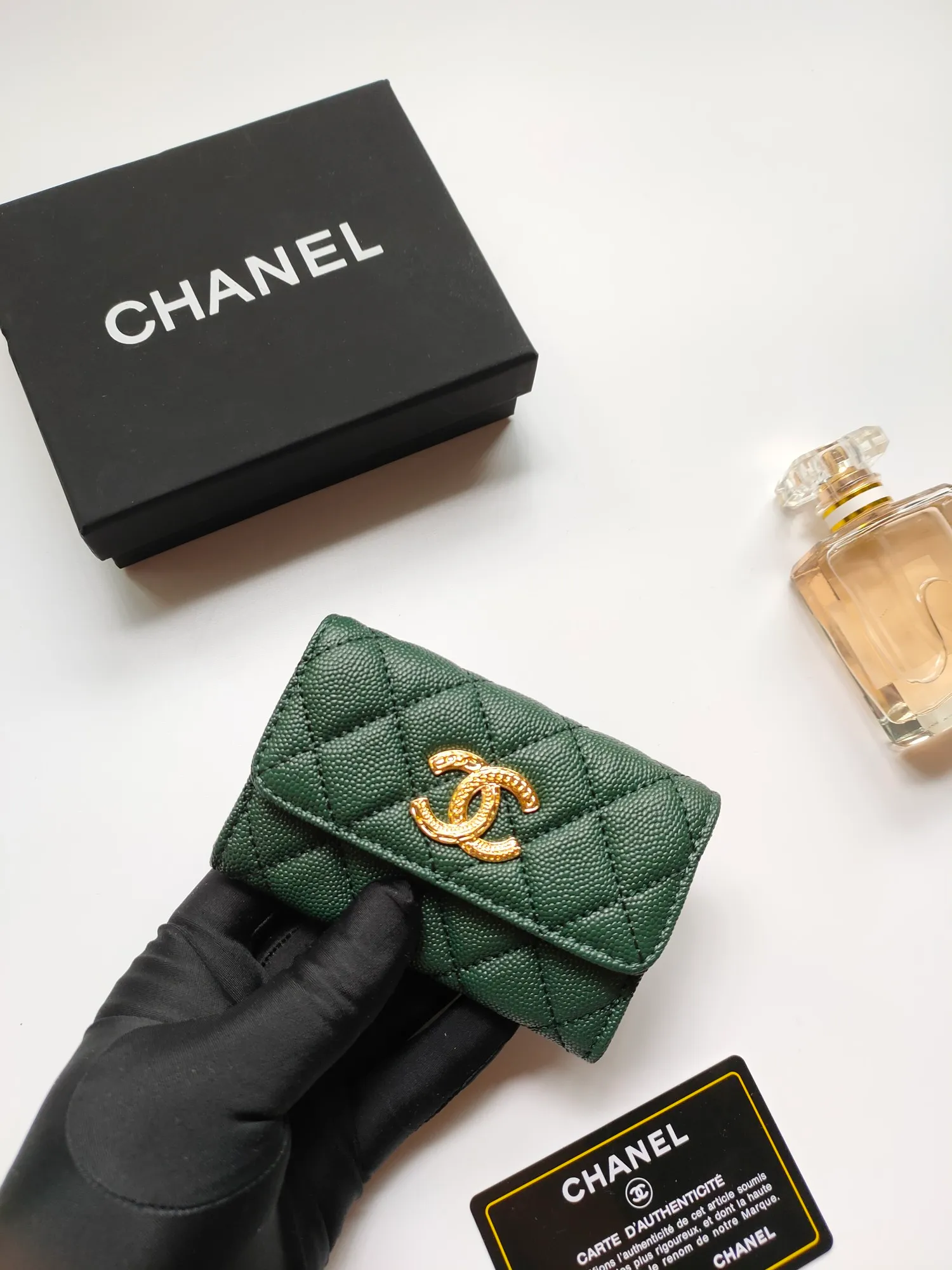 💰140💰 Model AP6118 CHANEL 22k embossed hardware, new double C large lgo with exquisite replica flavor, very beautiful, official website 2023 latest 🆕Card holder Caviar medium ball grain cowhide is scratch-resistant, super glossy, no problem to put about 10 cards, one card can be placed in the cover card slot, and cards + coins can also be placed in the middle It is troublesome to carry a bag that is too big in summer, so it is suitable to put it in a mini bag, which is also convenient to carry in your pocket😍
