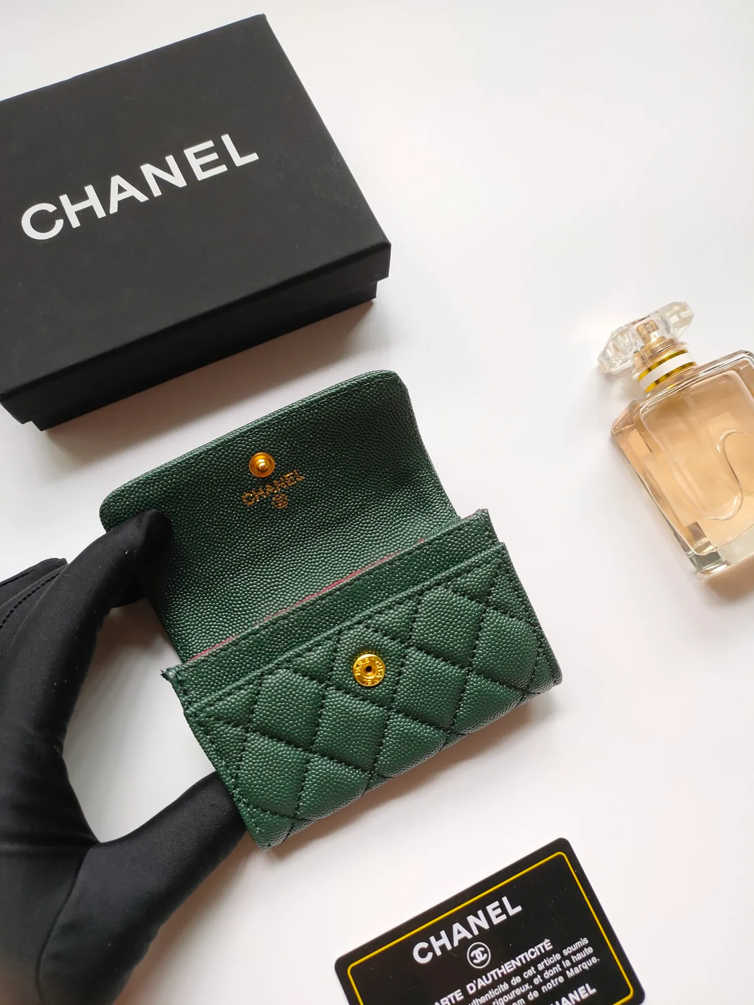 💰140💰 Model AP6118 CHANEL 22k embossed hardware, new double C large lgo with exquisite replica flavor, very beautiful, official website 2023 latest 🆕Card holder Caviar medium ball grain cowhide is scratch-resistant, super glossy, no problem to put about 10 cards, one card can be placed in the cover card slot, and cards + coins can also be placed in the middle It is troublesome to carry a bag that is too big in summer, so it is suitable to put it in a mini bag, which is also convenient to carry in your pocket😍