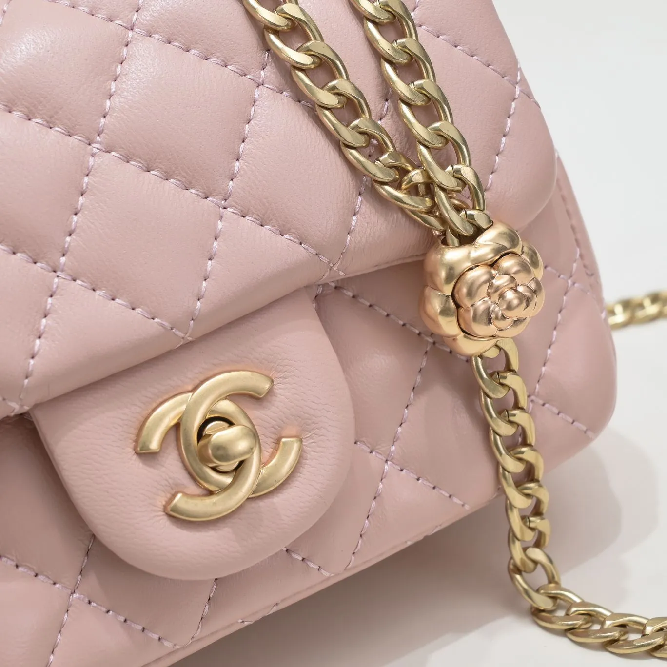 💰340￥Camellia adjusting buckle series in small size 23s. The main design of the s series every year continues the classic inheritance of the past. The golden ball, gold pillar, football walnut ball and love adjusting buckle are beautiful, but the camellia has the essence and soul of Chanel! The camellia has been interpreted differently for hundreds of years. It rarely appears on bags! Style number: 9101 Size: 13*18*7cm