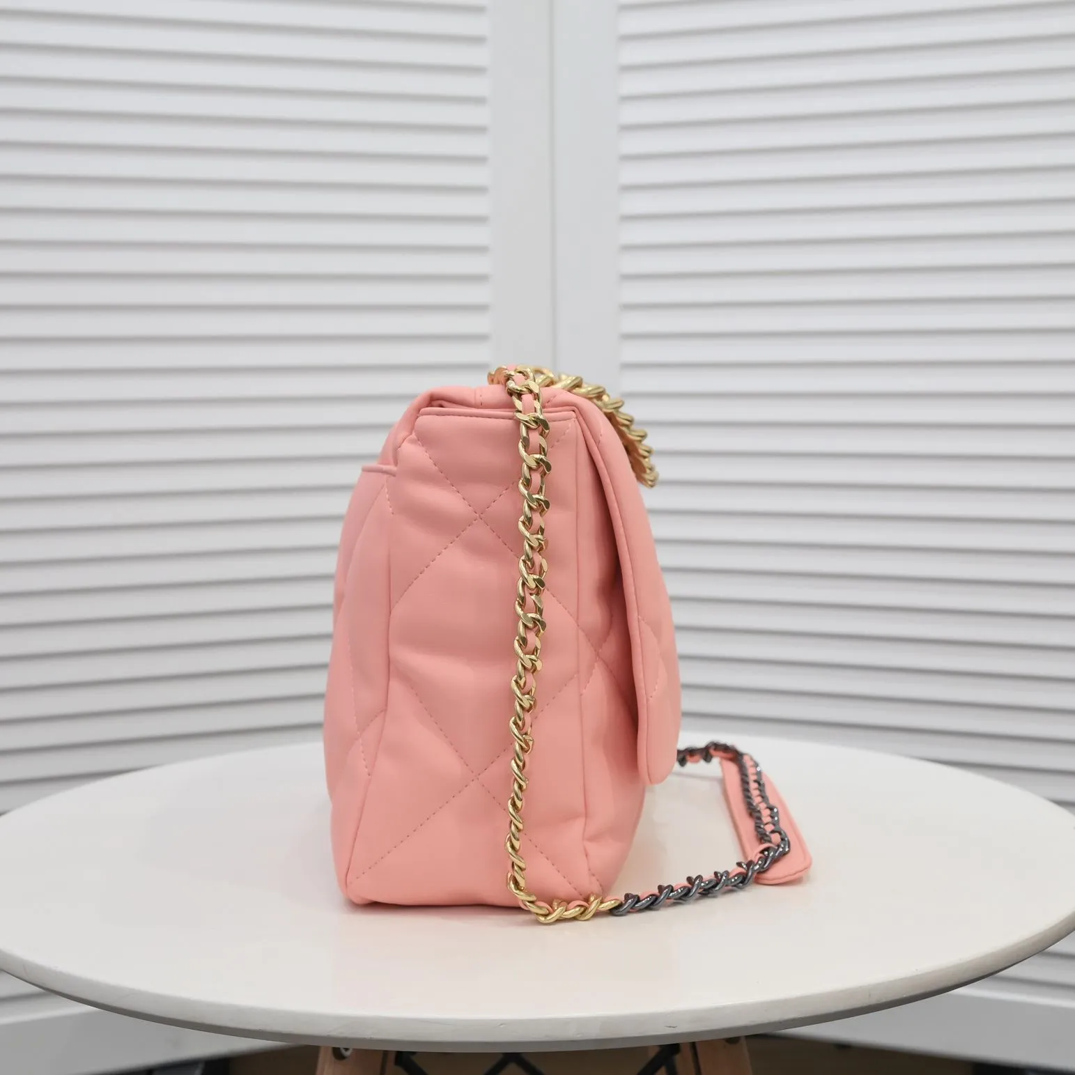 💰480￥The latest popular model of Chanel in pink large size is now available📣📣Synchronized with counters🤭Imported cowhide🐂feels very soft. The upper body effect is super good, it can be carried by hand, on one shoulder or cross-body, showing the elegance and charm of women. Hurry up and get it. Style number: 9012. Size: 36*24*14cm.