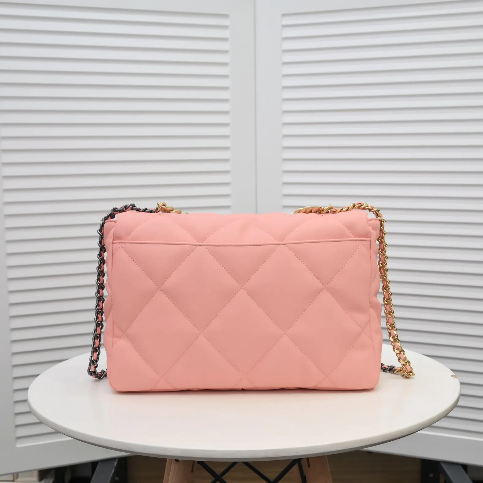 💰480￥The latest popular model of Chanel in pink large size is now available📣📣Synchronized with counters🤭Imported cowhide🐂feels very soft. The upper body effect is super good, it can be carried by hand, on one shoulder or cross-body, showing the elegance and charm of women. Hurry up and get it. Style number: 9012. Size: 36*24*14cm.