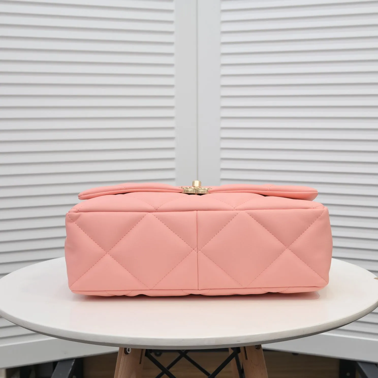 💰480￥The latest popular model of Chanel in pink large size is now available📣📣Synchronized with counters🤭Imported cowhide🐂feels very soft. The upper body effect is super good, it can be carried by hand, on one shoulder or cross-body, showing the elegance and charm of women. Hurry up and get it. Style number: 9012. Size: 36*24*14cm.