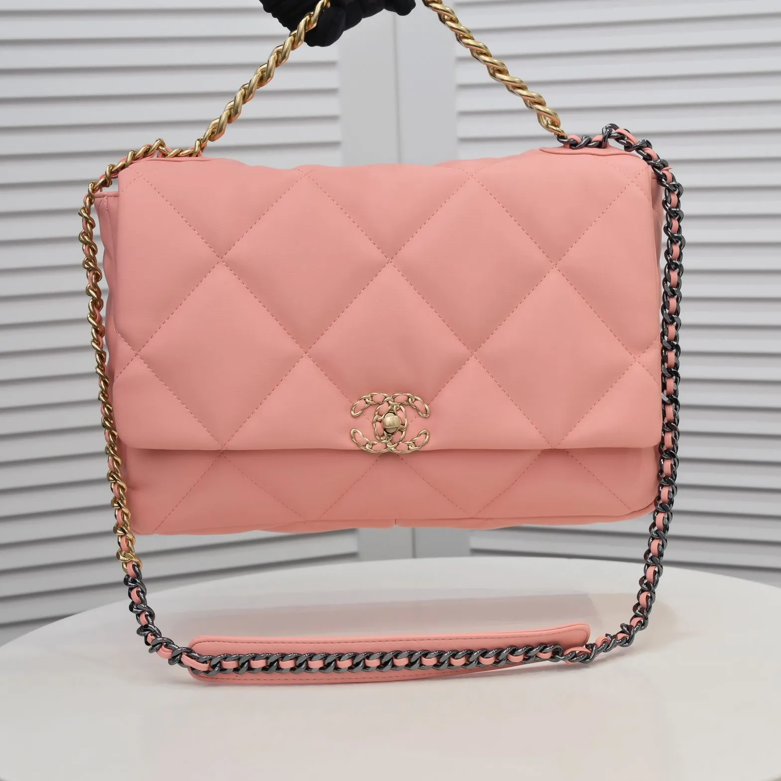 💰480￥The latest popular model of Chanel in pink large size is now available📣📣Synchronized with counters🤭Imported cowhide🐂feels very soft. The upper body effect is super good, it can be carried by hand, on one shoulder or cross-body, showing the elegance and charm of women. Hurry up and get it. Style number: 9012. Size: 36*24*14cm.