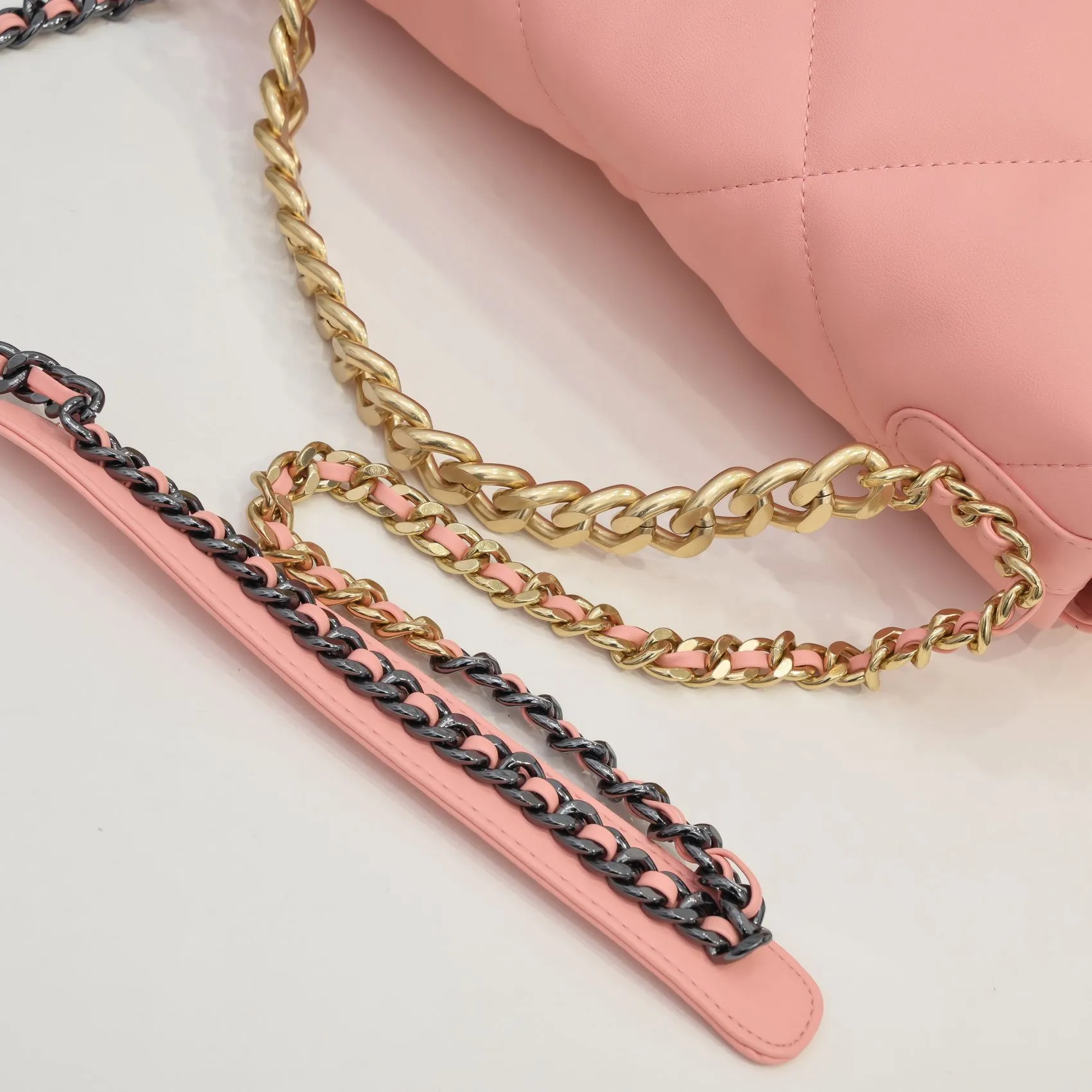 💰480￥The latest popular model of Chanel in pink large size is now available📣📣Synchronized with counters🤭Imported cowhide🐂feels very soft. The upper body effect is super good, it can be carried by hand, on one shoulder or cross-body, showing the elegance and charm of women. Hurry up and get it. Style number: 9012. Size: 36*24*14cm.