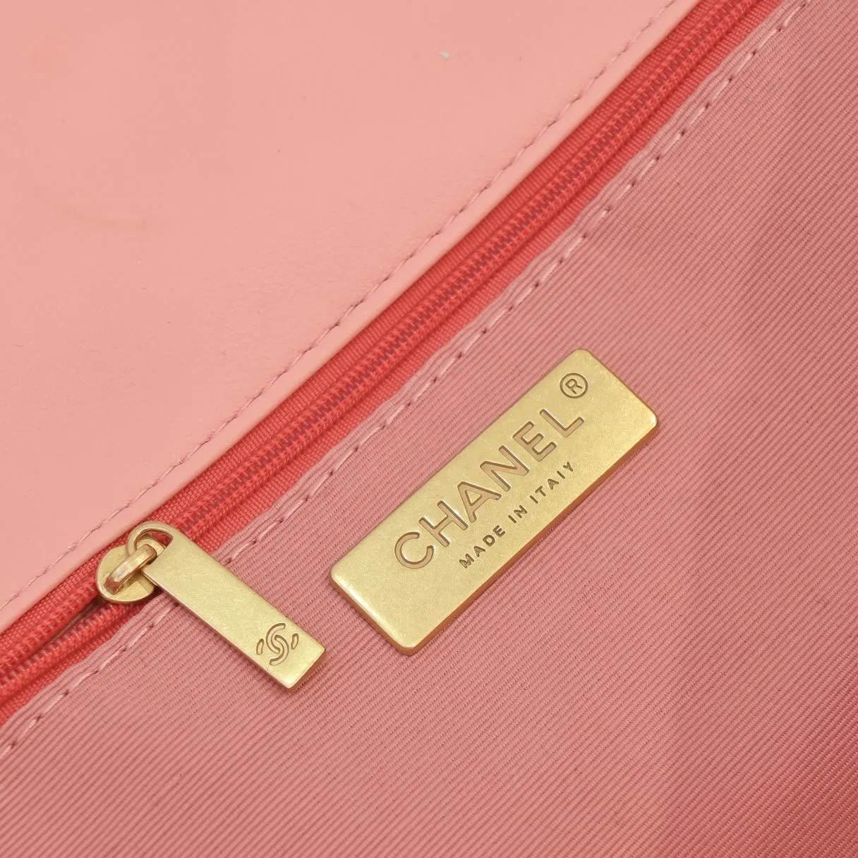 💰480￥The latest popular model of Chanel in pink large size is now available📣📣Synchronized with counters🤭Imported cowhide🐂feels very soft. The upper body effect is super good, it can be carried by hand, on one shoulder or cross-body, showing the elegance and charm of women. Hurry up and get it. Style number: 9012. Size: 36*24*14cm.