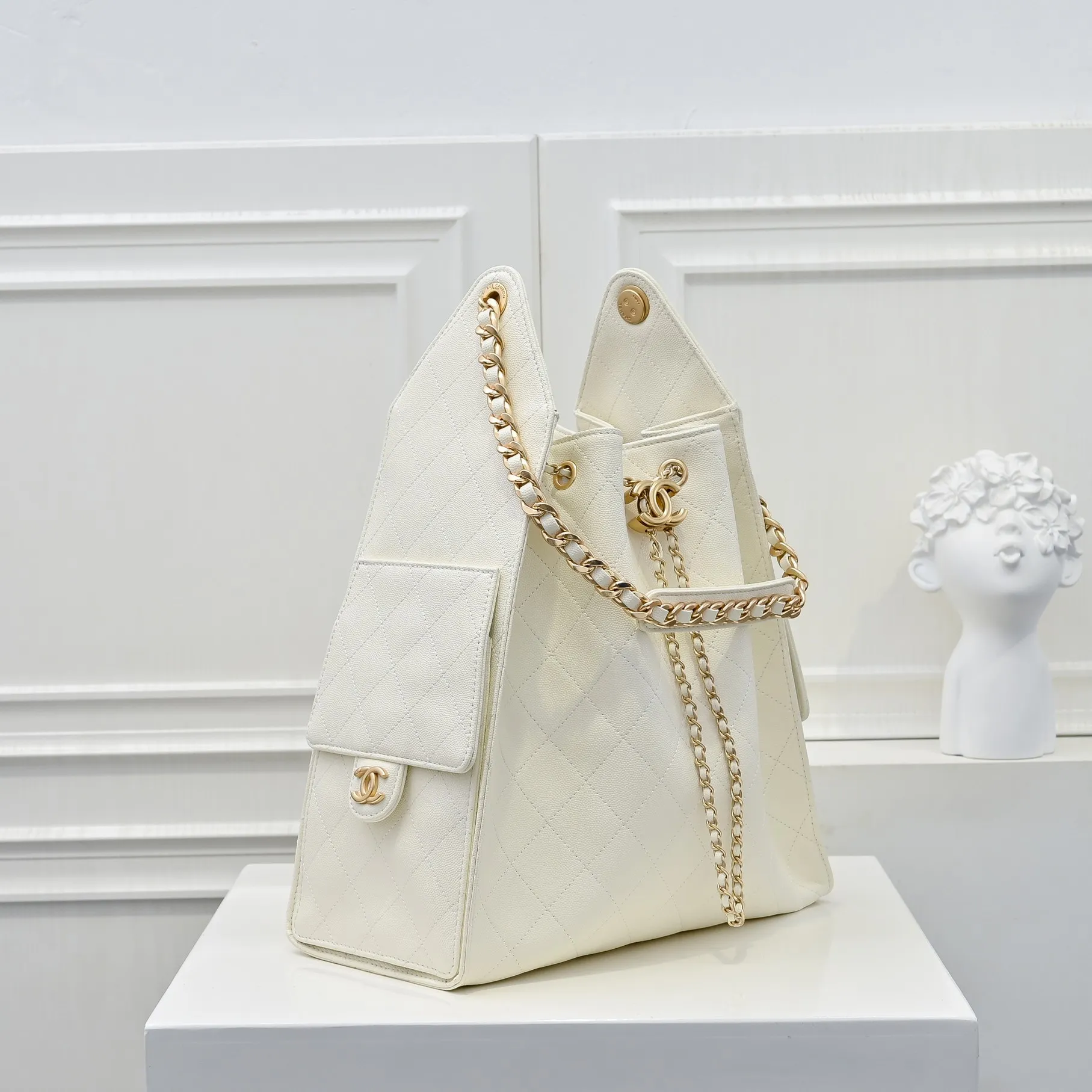 💰580￥ Large upgraded version chanel 25c bag king ball grain leather hobo armpit bag hippie armpit bag large retro gold coin button drawstring bucket bag + rhombus pattern + retro black gold classic chain design, full of high-end sense! A must-have for daily travel, with exquisite appearance and delicate texture, it can be easily worn in both casual and formal occasions. Size: 40x30x15cm Style No.: 7073 Material: Ball-grained cowhide