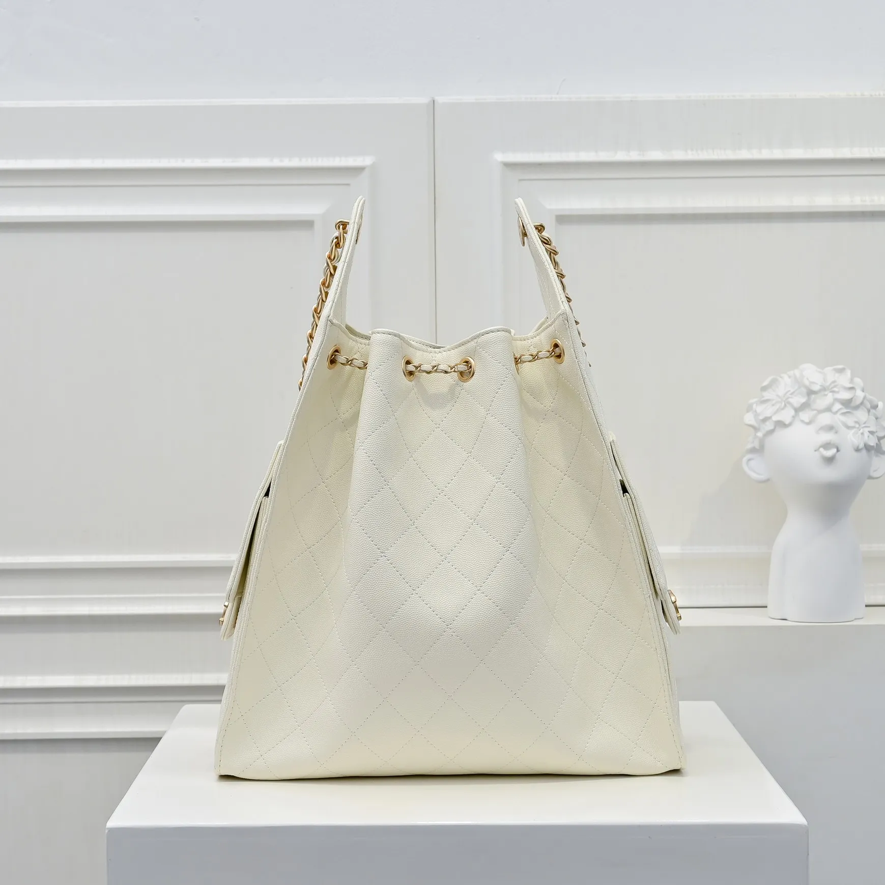 💰580￥ Large upgraded version chanel 25c bag king ball grain leather hobo armpit bag hippie armpit bag large retro gold coin button drawstring bucket bag + rhombus pattern + retro black gold classic chain design, full of high-end sense! A must-have for daily travel, with exquisite appearance and delicate texture, it can be easily worn in both casual and formal occasions. Size: 40x30x15cm Style No.: 7073 Material: Ball-grained cowhide
