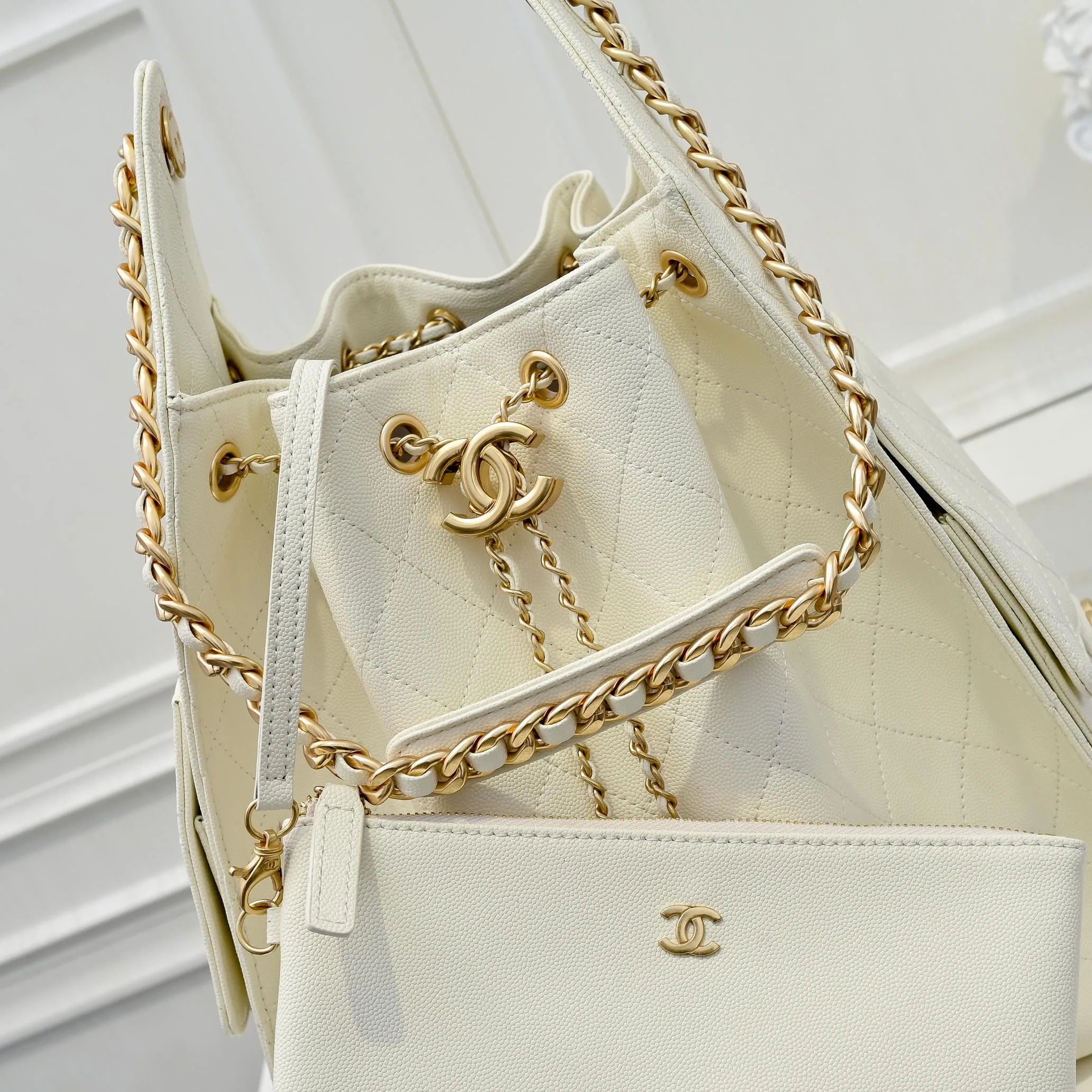 💰580￥ Large upgraded version chanel 25c bag king ball grain leather hobo armpit bag hippie armpit bag large retro gold coin button drawstring bucket bag + rhombus pattern + retro black gold classic chain design, full of high-end sense! A must-have for daily travel, with exquisite appearance and delicate texture, it can be easily worn in both casual and formal occasions. Size: 40x30x15cm Style No.: 7073 Material: Ball-grained cowhide