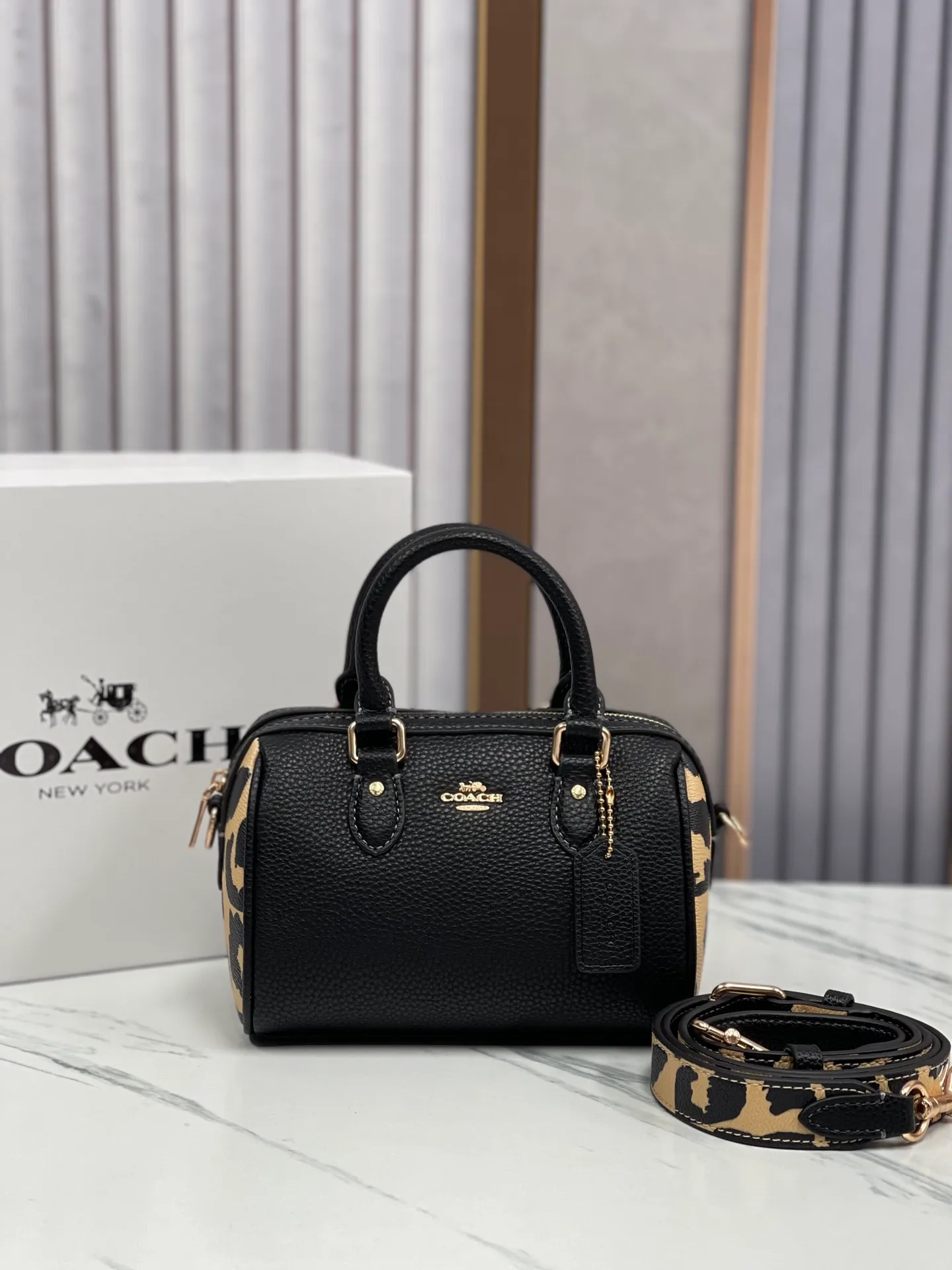 Top original order, batch 400💰COACH/Coach new new color model CW332 women's MINI ROWAN hand-held shoulder crossbody bag Boston small. Dimensions 16.5×11×9. .