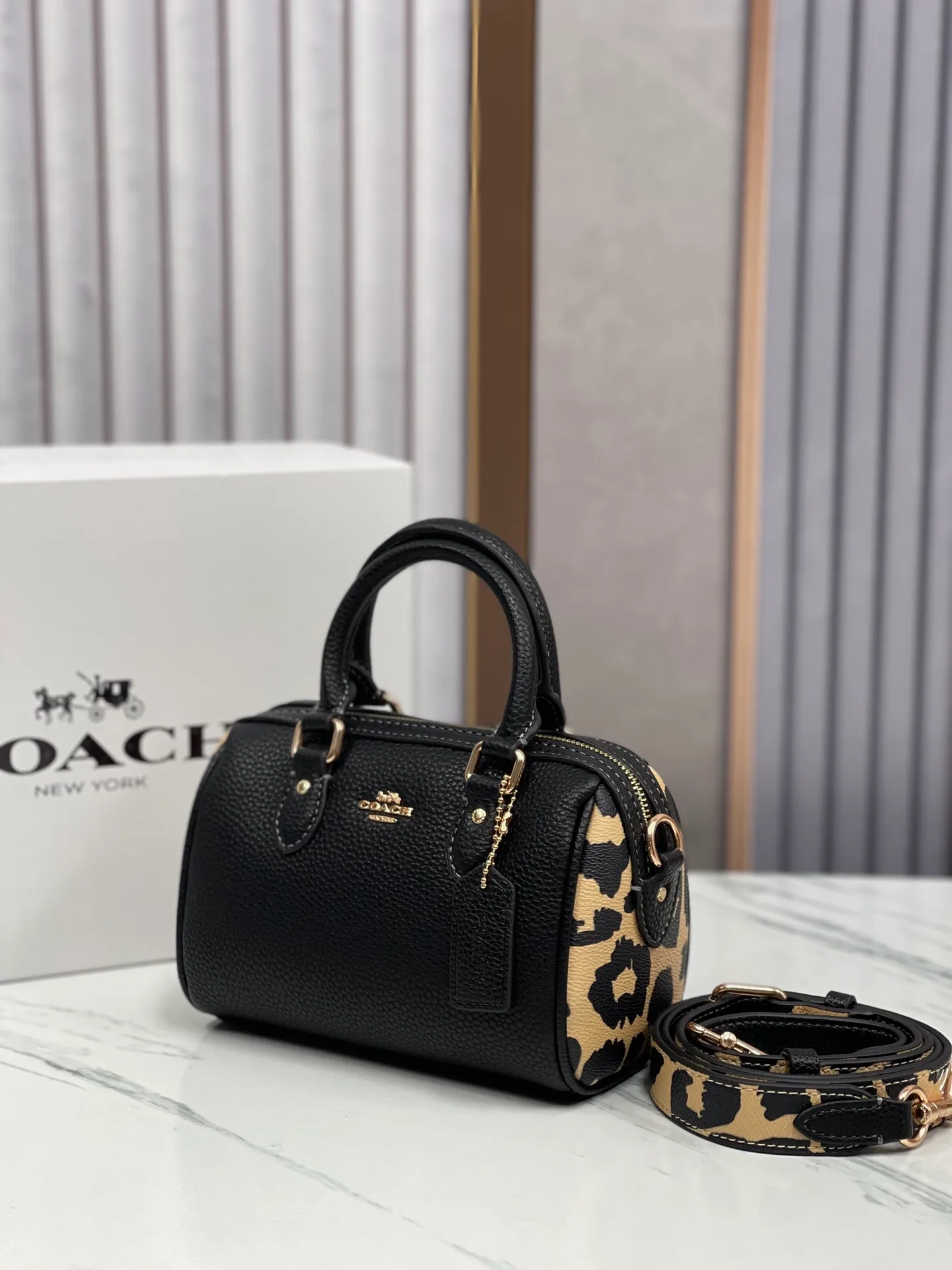 Top original order, batch 400💰COACH/Coach new new color model CW332 women's MINI ROWAN hand-held shoulder crossbody bag Boston small. Dimensions 16.5×11×9. .
