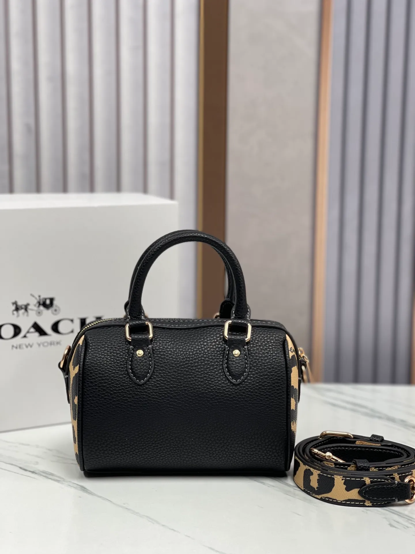 Top original order, batch 400💰COACH/Coach new new color model CW332 women's MINI ROWAN hand-held shoulder crossbody bag Boston small. Dimensions 16.5×11×9. .