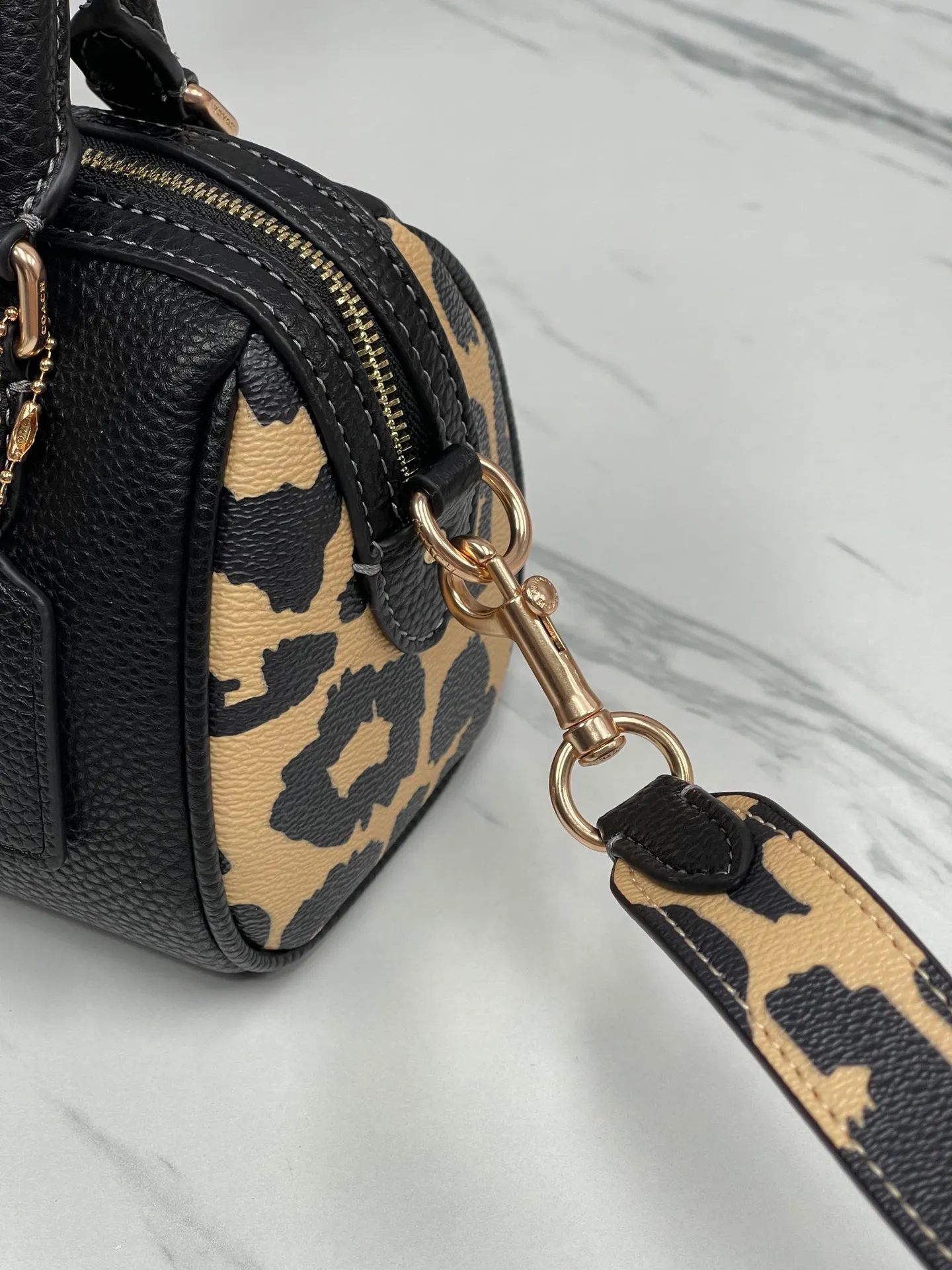 Top original order, batch 400💰COACH/Coach new new color model CW332 women's MINI ROWAN hand-held shoulder crossbody bag Boston small. Dimensions 16.5×11×9. .