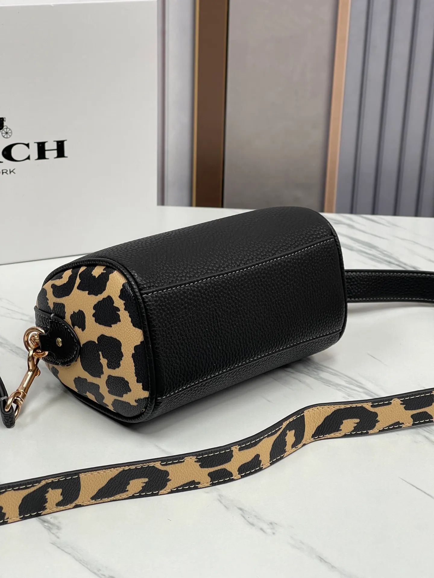 Top original order, batch 400💰COACH/Coach new new color model CW332 women's MINI ROWAN hand-held shoulder crossbody bag Boston small. Dimensions 16.5×11×9. .