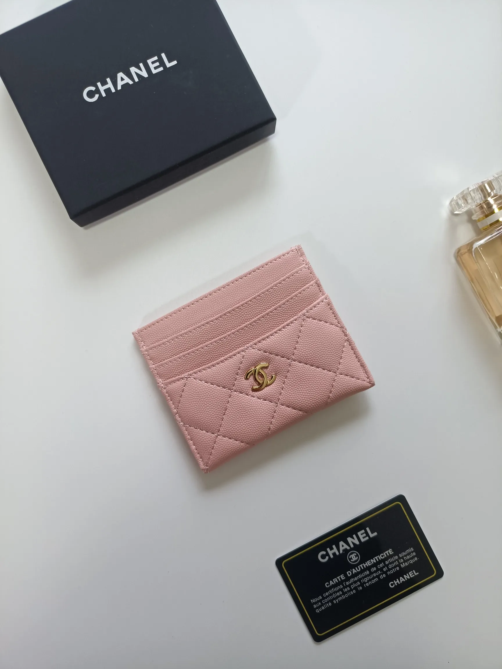 💰100💰 chanel 2025 new product card holder lambskin, seven card slots, can hold change, imported Italian lambskin + hardware logo, so beautiful, love it. The color is as shown in the picture, easy and fast storage, mini card holder No.: AP8964 Size: w11×h10cm
