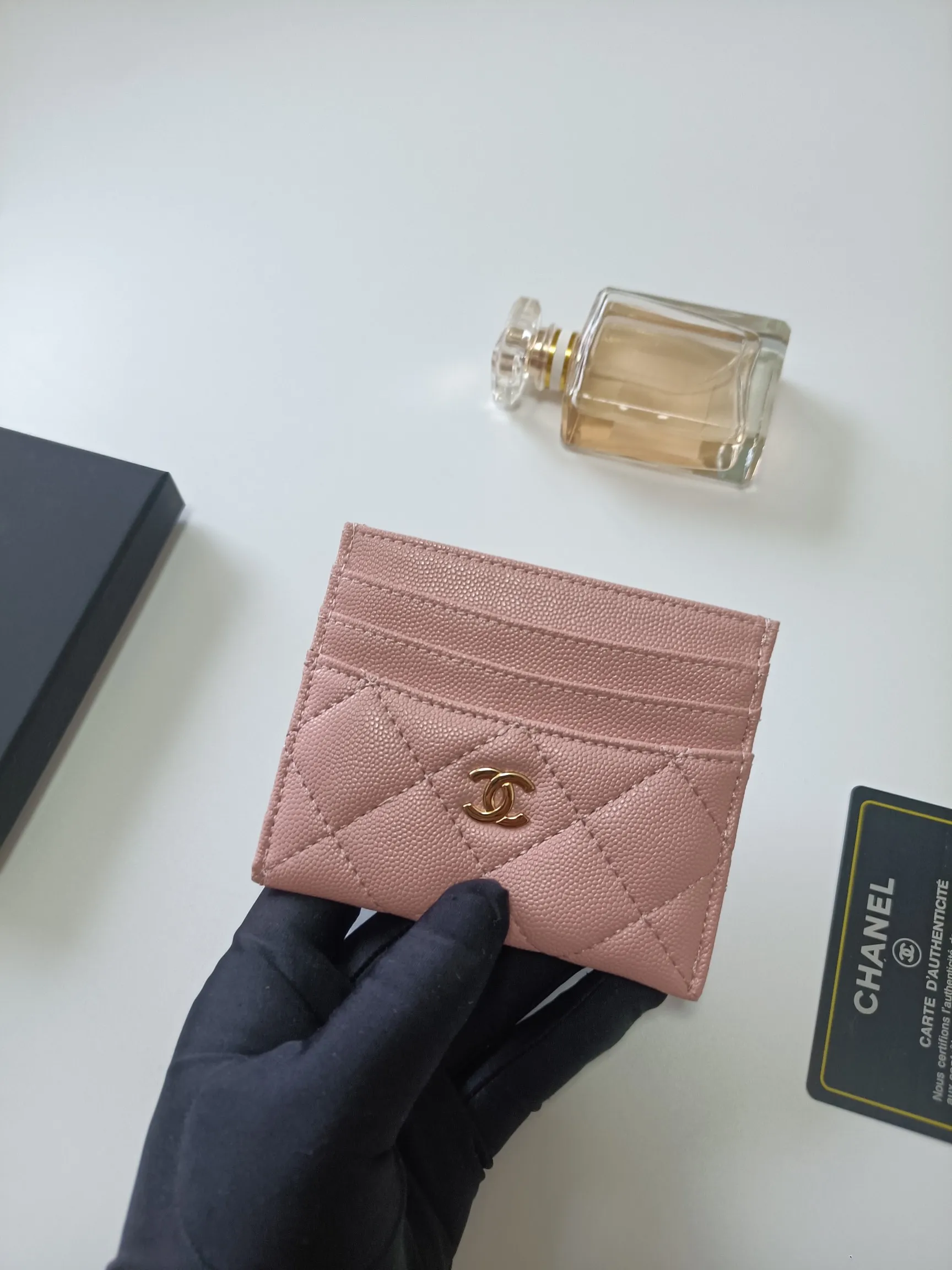 💰100💰 chanel 2025 new product card holder lambskin, seven card slots, can hold change, imported Italian lambskin + hardware logo, so beautiful, love it. The color is as shown in the picture, easy and fast storage, mini card holder No.: AP8964 Size: w11×h10cm
