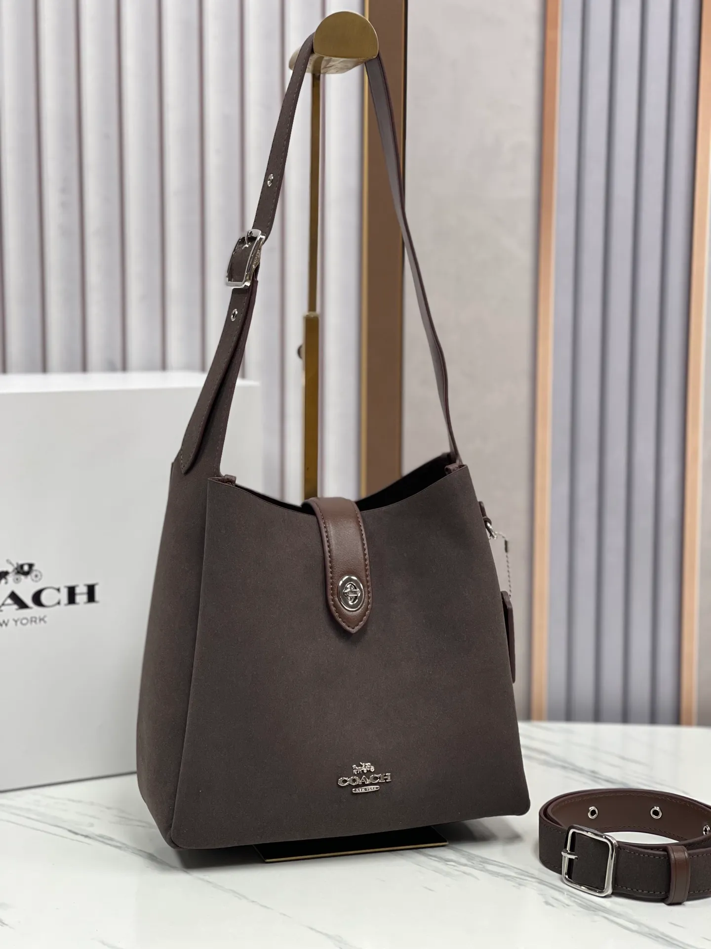 Top original order, batch 400💰Coach’s October new product Hadley is simply amazing. Classic C print, fashionable and versatile. Whether it is carried on the shoulder or cross-body, you can easily control various styles. How can you miss such a good product? Hadley shoulder bag with deerskin model number: CW002 CW003 CW004 size: 25-22-8cm