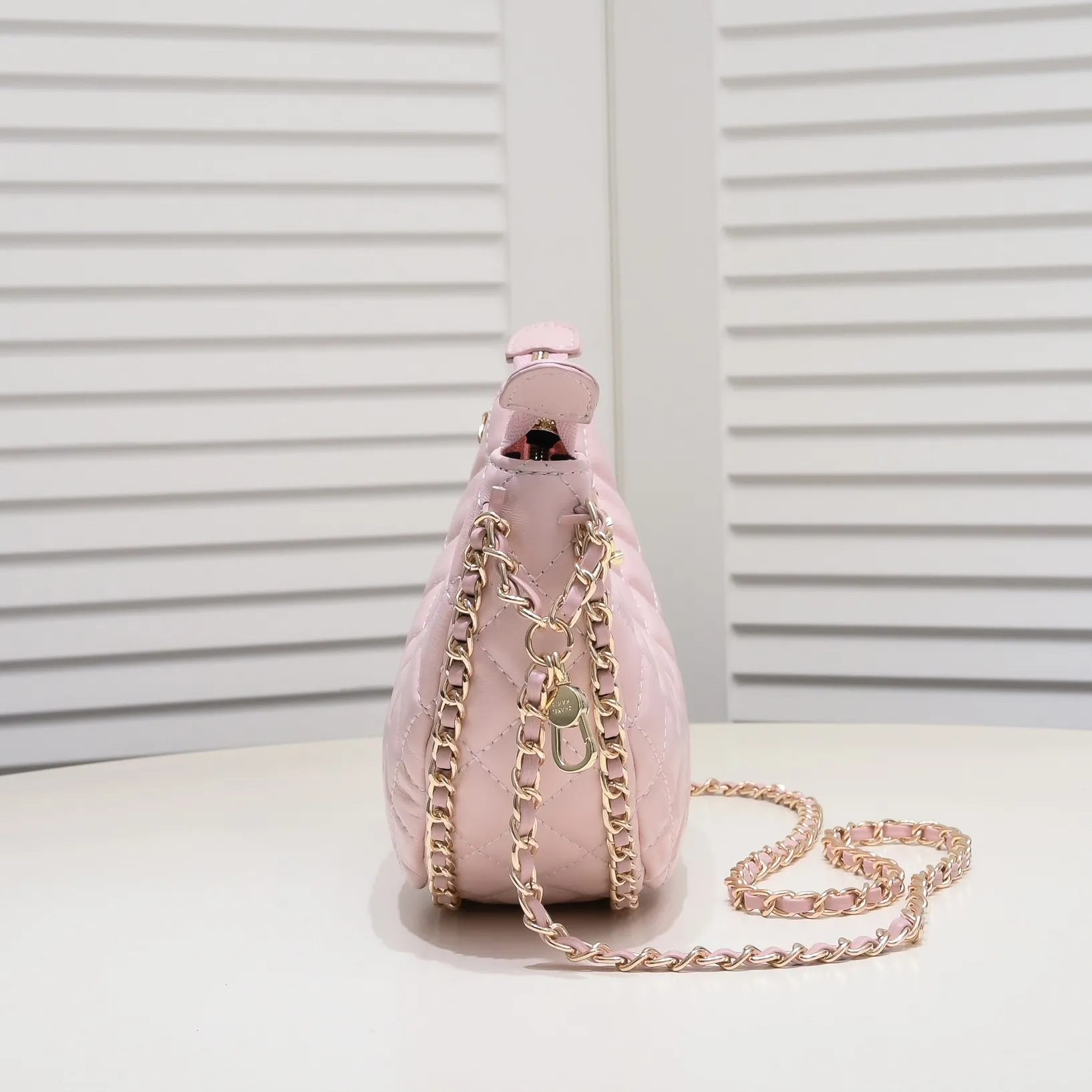 💰360￥Chane1️⃣23p Moon Bag🌙🤍l A beautiful little waste bag that makes me fall in love at first sight. The hardware is light champagne gold and has a thin chain. The counter sister made it look like a little moon. I was immediately so cute that I felt soft. It deserves the first place in 23p small waste bag. As expected, the end of the bag purchase is not Hermès but Chanel seasonal model Al💕Style number: 8089 Large Size: 15X20X6cm