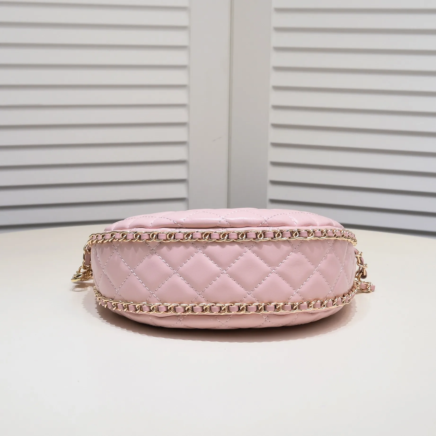 💰360￥Chane1️⃣23p Moon Bag🌙🤍l A beautiful little waste bag that makes me fall in love at first sight. The hardware is light champagne gold and has a thin chain. The counter sister made it look like a little moon. I was immediately so cute that I felt soft. It deserves the first place in 23p small waste bag. As expected, the end of the bag purchase is not Hermès but Chanel seasonal model Al💕Style number: 8089 Large Size: 15X20X6cm