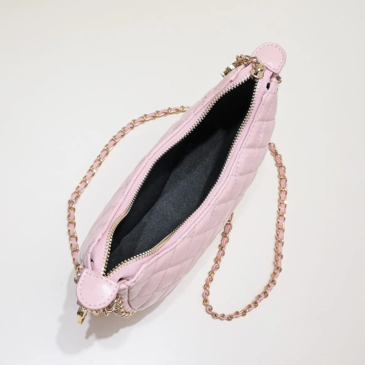 💰360￥Chane1️⃣23p Moon Bag🌙🤍l A beautiful little waste bag that makes me fall in love at first sight. The hardware is light champagne gold and has a thin chain. The counter sister made it look like a little moon. I was immediately so cute that I felt soft. It deserves the first place in 23p small waste bag. As expected, the end of the bag purchase is not Hermès but Chanel seasonal model Al💕Style number: 8089 Large Size: 15X20X6cm