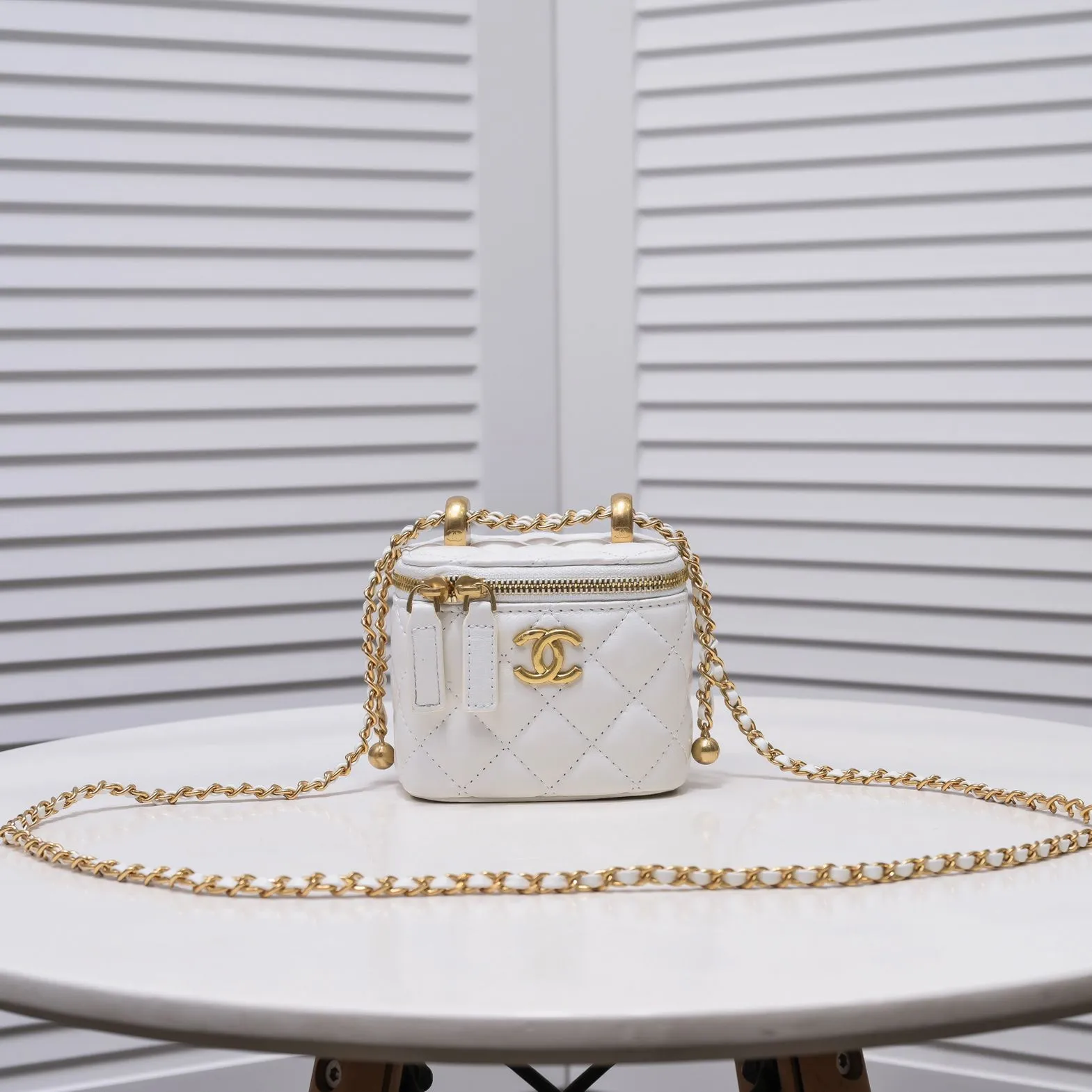 💰340￥Chanel 2021 Autumn and Winter New Product Portable Makeup Box Small Storage Box Original Hardware Adjustable Shoulder Strap Imported Sheepskin Open to retouch makeup when going out Close to adjust styling Can be used as a storage box even at home Lipstick, BB cream, foundation, tissue, everything can be stored Excellent upper body effect, super versatile Size: 11*8.5*7cm Style No.: 8103