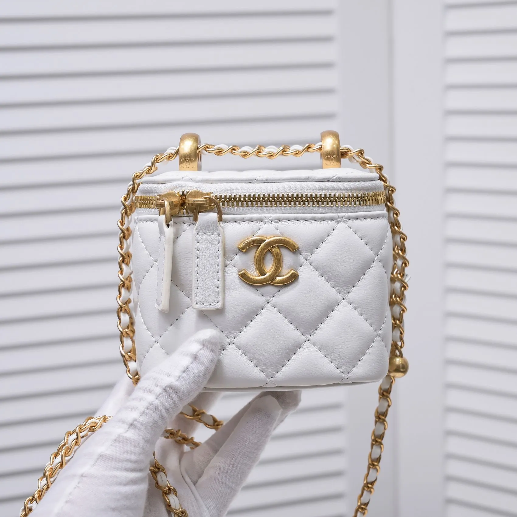 💰340￥Chanel 2021 Autumn and Winter New Product Portable Makeup Box Small Storage Box Original Hardware Adjustable Shoulder Strap Imported Sheepskin Open to retouch makeup when going out Close to adjust styling Can be used as a storage box even at home Lipstick, BB cream, foundation, tissue, everything can be stored Excellent upper body effect, super versatile Size: 11*8.5*7cm Style No.: 8103