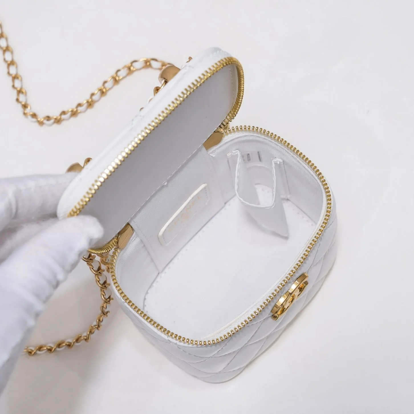 💰340￥Chanel 2021 Autumn and Winter New Product Portable Makeup Box Small Storage Box Original Hardware Adjustable Shoulder Strap Imported Sheepskin Open to retouch makeup when going out Close to adjust styling Can be used as a storage box even at home Lipstick, BB cream, foundation, tissue, everything can be stored Excellent upper body effect, super versatile Size: 11*8.5*7cm Style No.: 8103