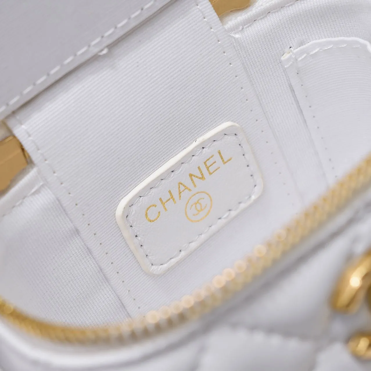 💰340￥Chanel 2021 Autumn and Winter New Product Portable Makeup Box Small Storage Box Original Hardware Adjustable Shoulder Strap Imported Sheepskin Open to retouch makeup when going out Close to adjust styling Can be used as a storage box even at home Lipstick, BB cream, foundation, tissue, everything can be stored Excellent upper body effect, super versatile Size: 11*8.5*7cm Style No.: 8103