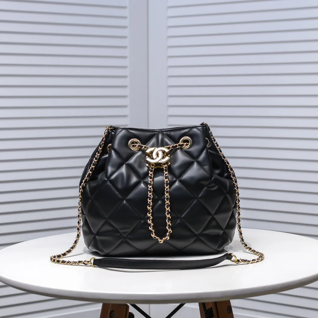 💰400￥ Large CHANEL: 2020 new model Double C chain pull rope mini bucket cowhide series, gold hardware accessories: large ribbed design, super aesthetic, which is Xiaoxiang’s design style in the past two years, the cowhide feels soft and comfortable, more suitable for mini-shaped bags. Perfectly designed, clean, casual and fashionable, this is a must-have drawstring bag. Size black ready stock. Style number: 1801# Size: 21*23*15cm