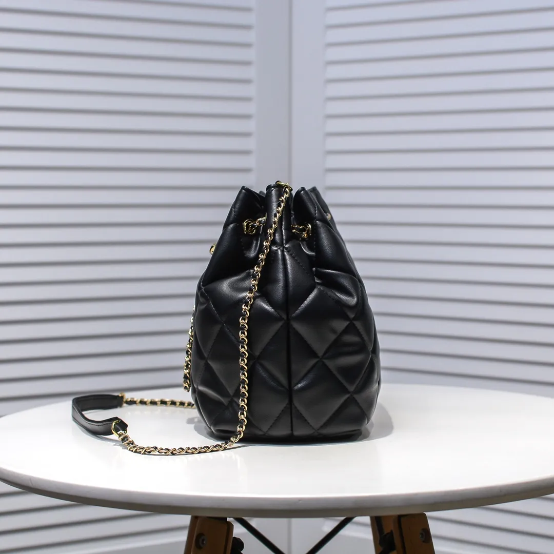 💰400￥ Large CHANEL: 2020 new model Double C chain pull rope mini bucket cowhide series, gold hardware accessories: large ribbed design, super aesthetic, which is Xiaoxiang’s design style in the past two years, the cowhide feels soft and comfortable, more suitable for mini-shaped bags. Perfectly designed, clean, casual and fashionable, this is a must-have drawstring bag. Size black ready stock. Style number: 1801# Size: 21*23*15cm