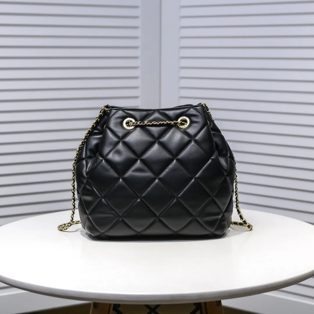 💰400￥ Large CHANEL: 2020 new model Double C chain pull rope mini bucket cowhide series, gold hardware accessories: large ribbed design, super aesthetic, which is Xiaoxiang’s design style in the past two years, the cowhide feels soft and comfortable, more suitable for mini-shaped bags. Perfectly designed, clean, casual and fashionable, this is a must-have drawstring bag. Size black ready stock. Style number: 1801# Size: 21*23*15cm