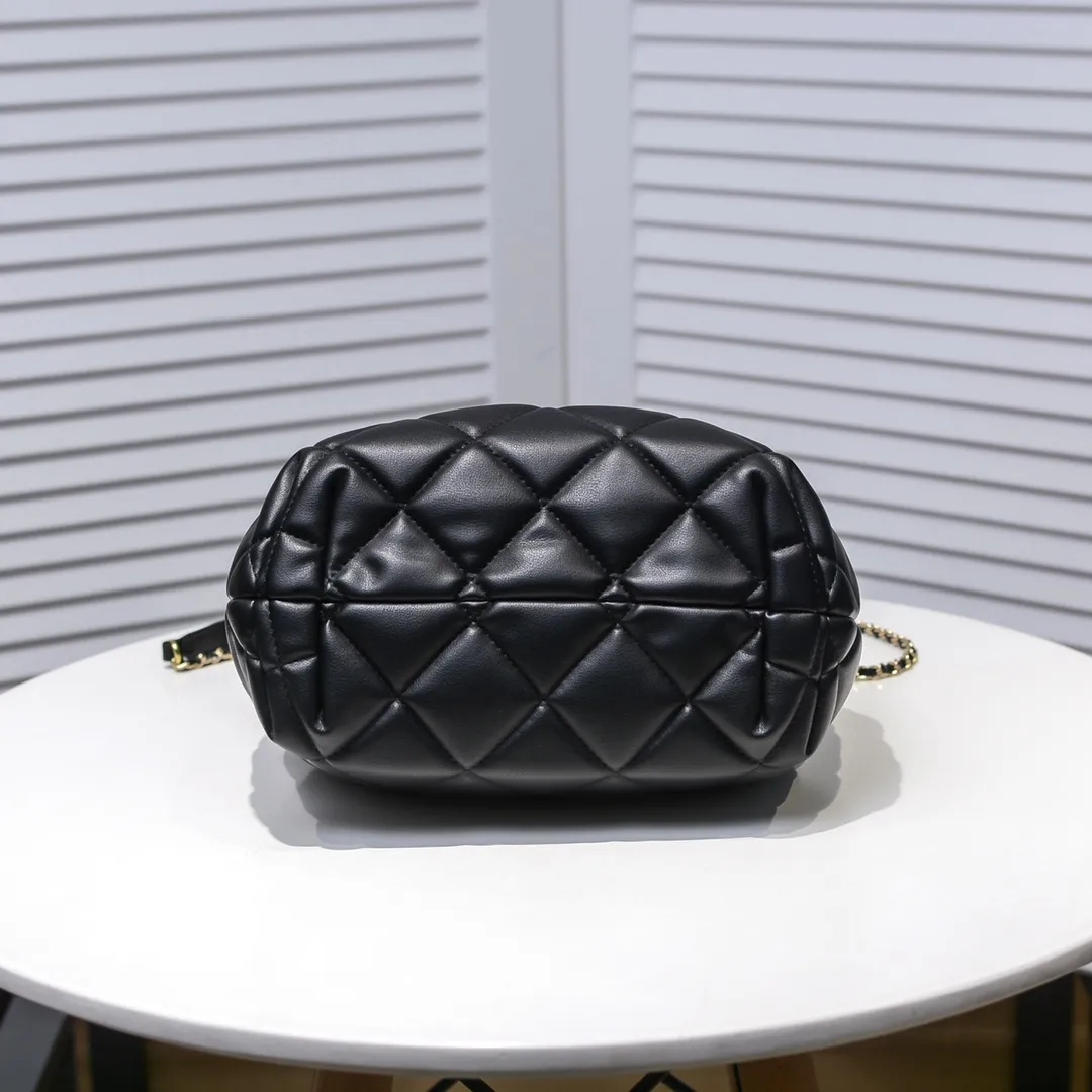 💰400￥ Large CHANEL: 2020 new model Double C chain pull rope mini bucket cowhide series, gold hardware accessories: large ribbed design, super aesthetic, which is Xiaoxiang’s design style in the past two years, the cowhide feels soft and comfortable, more suitable for mini-shaped bags. Perfectly designed, clean, casual and fashionable, this is a must-have drawstring bag. Size black ready stock. Style number: 1801# Size: 21*23*15cm